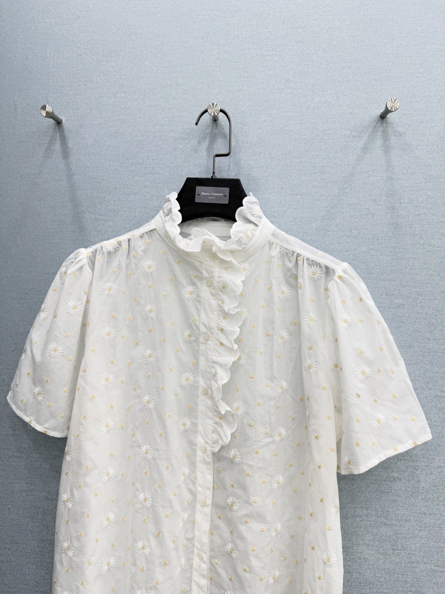 🛒𝐍𝐄𝐖 · 𝟐𝟎𝟐6/爆款现货原单品质 小众*｜2026新款荷叶边雏菊刺绣短袖衬衫精致版型，撞色刺绣，
