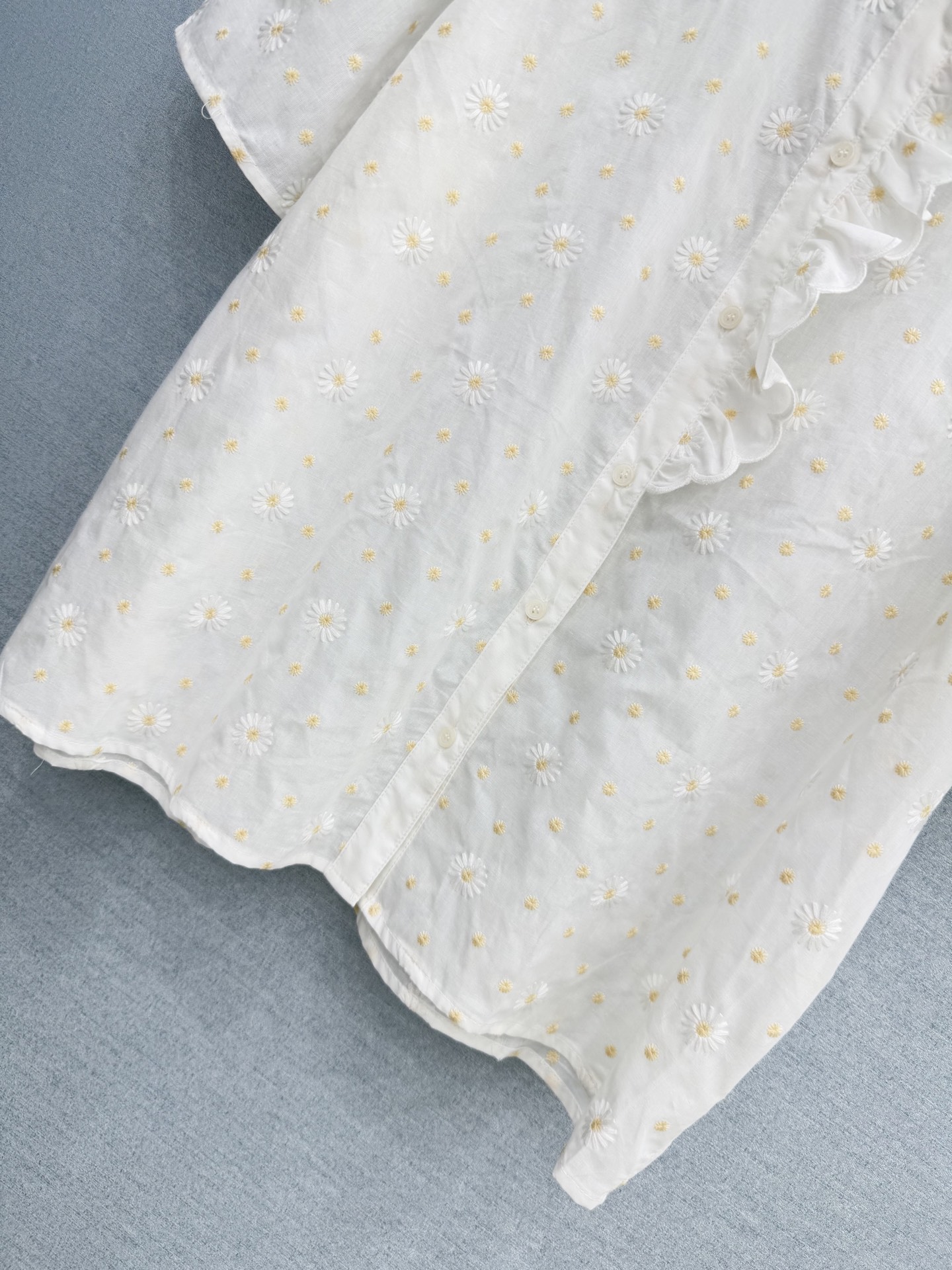 🛒𝐍𝐄𝐖 · 𝟐𝟎𝟐6/爆款现货原单品质 小众*｜2026新款荷叶边雏菊刺绣短袖衬衫精致版型，撞色刺绣，