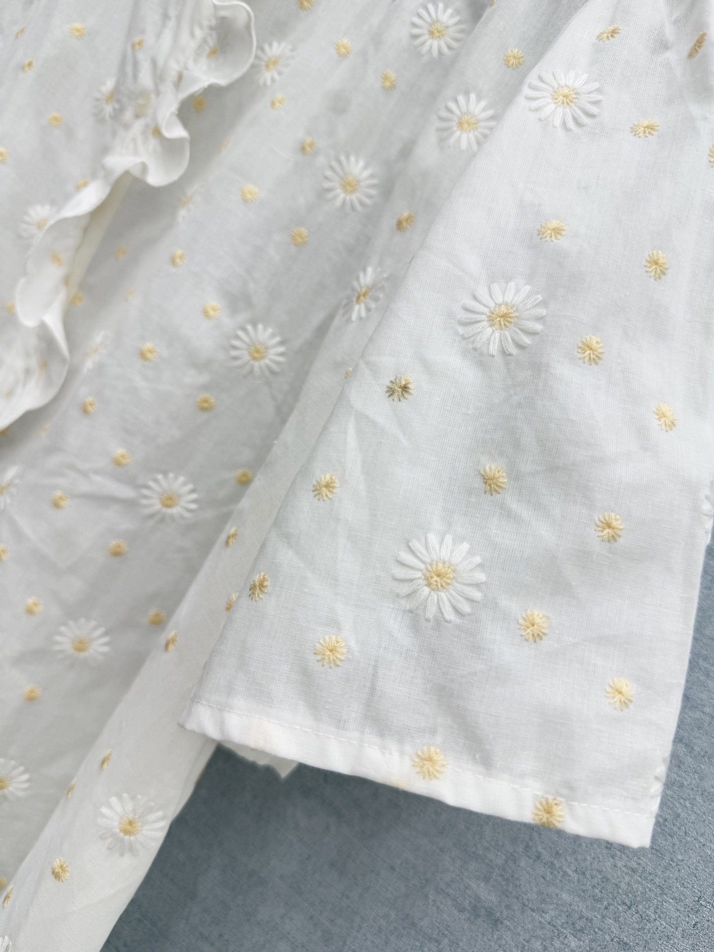 🛒𝐍𝐄𝐖 · 𝟐𝟎𝟐6/爆款现货原单品质 小众*｜2026新款荷叶边雏菊刺绣短袖衬衫精致版型，撞色刺绣，