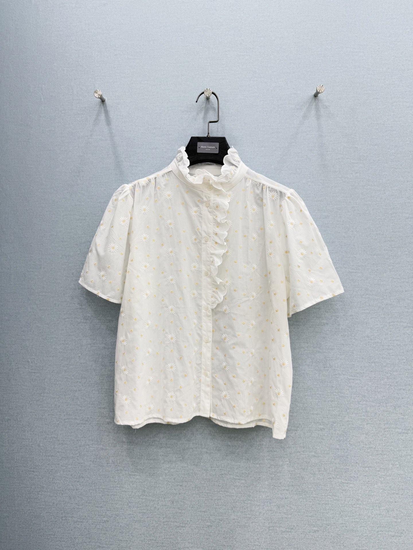 🛒𝐍𝐄𝐖 · 𝟐𝟎𝟐6/爆款现货原单品质 小众*｜2026新款荷叶边雏菊刺绣短袖衬衫精致版型，撞色刺绣，