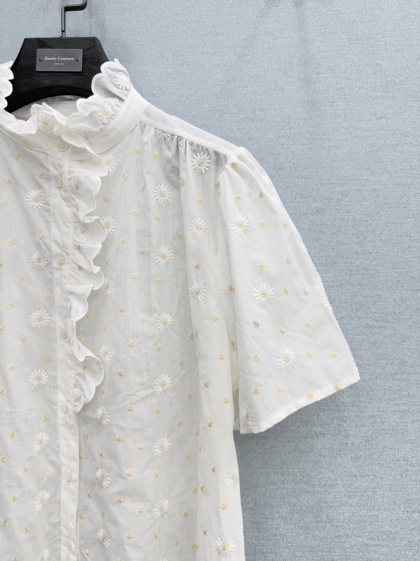 🛒𝐍𝐄𝐖 · 𝟐𝟎𝟐6/爆款现货原单品质 小众*｜2026新款荷叶边雏菊刺绣短袖衬衫精致版型，撞色刺绣，