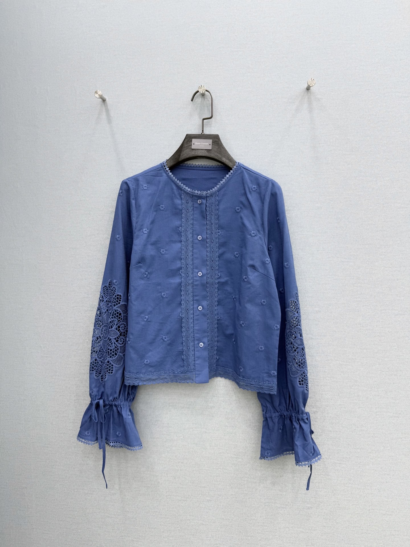 🛒𝐍𝐄𝐖 · 𝟐𝟎𝟐6/爆款现货原单品质 小众*｜2026新款蕾丝拼接刺绣衬衫精致版型，镂空刺绣，高级肌