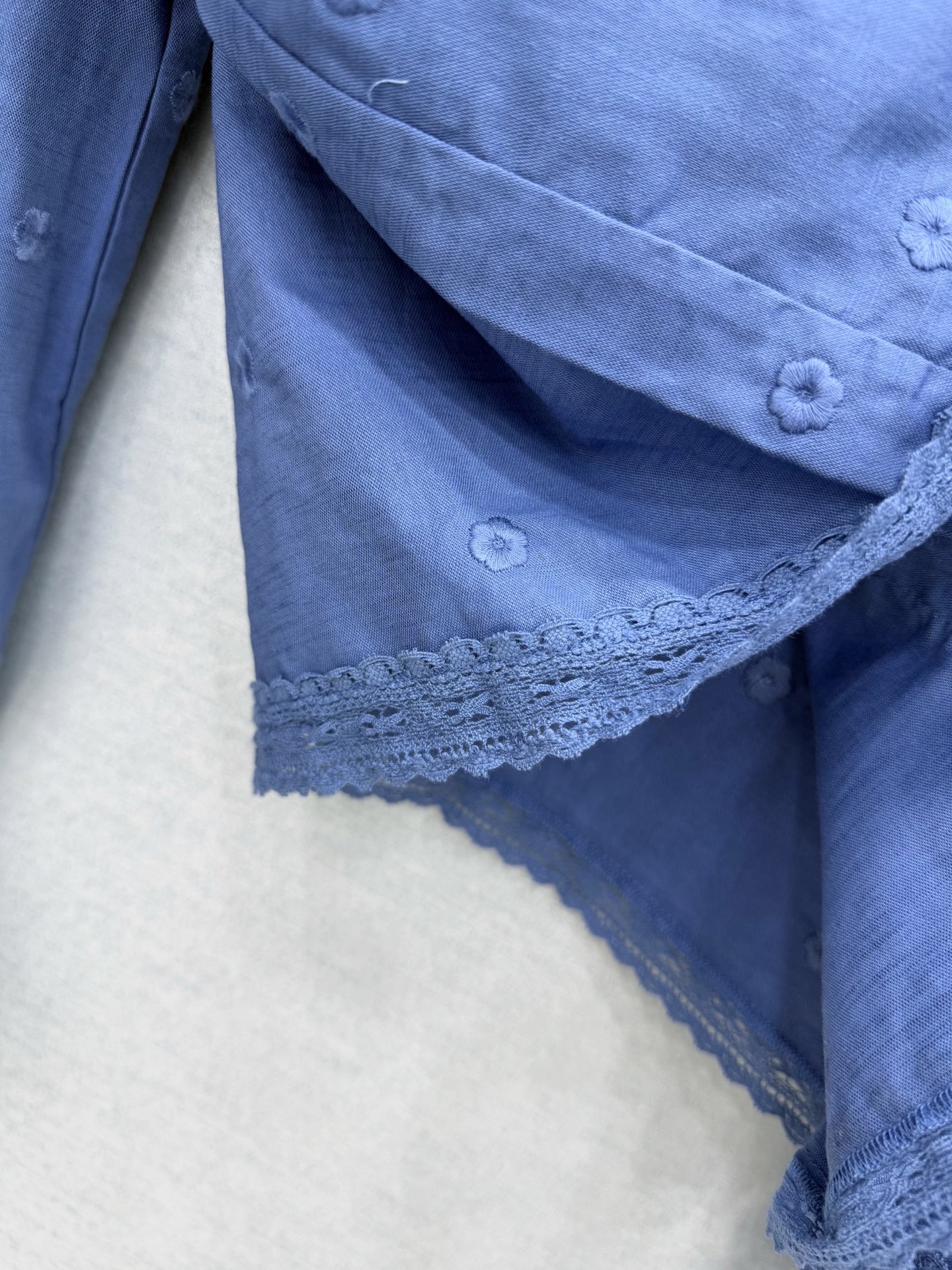 🛒𝐍𝐄𝐖 · 𝟐𝟎𝟐6/爆款现货原单品质 小众*｜2026新款蕾丝拼接刺绣衬衫精致版型，镂空刺绣，高级肌