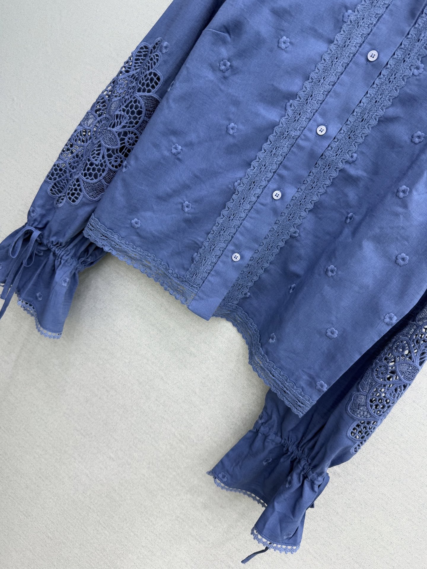 🛒𝐍𝐄𝐖 · 𝟐𝟎𝟐6/爆款现货原单品质 小众*｜2026新款蕾丝拼接刺绣衬衫精致版型，镂空刺绣，高级肌