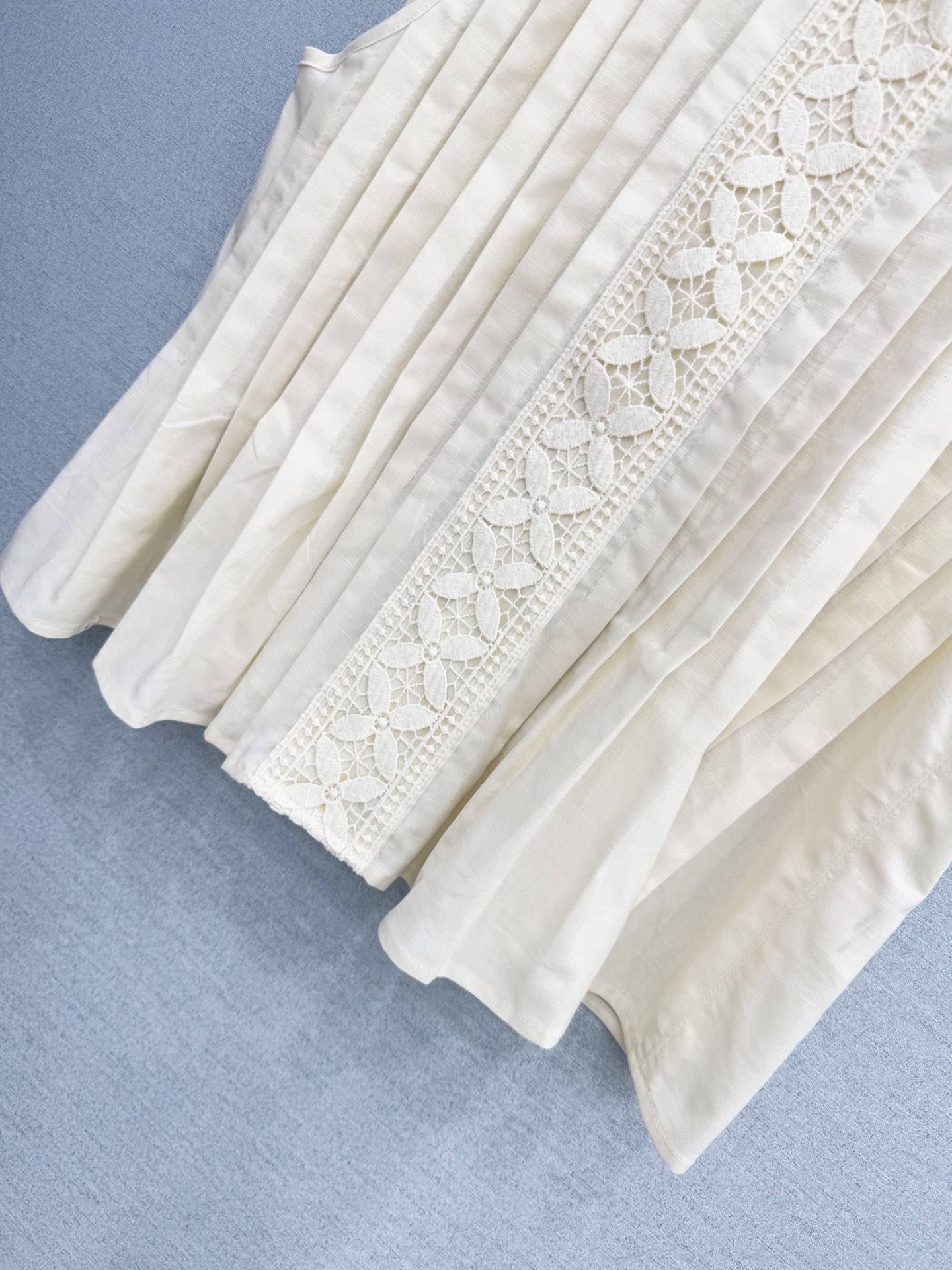 🛒𝐍𝐄𝐖 · 𝟐𝟎𝟐6/爆款现货原单品质 小众*｜2026新款百褶背心衬衫精致版型，蕾丝拼接，高级肌理细