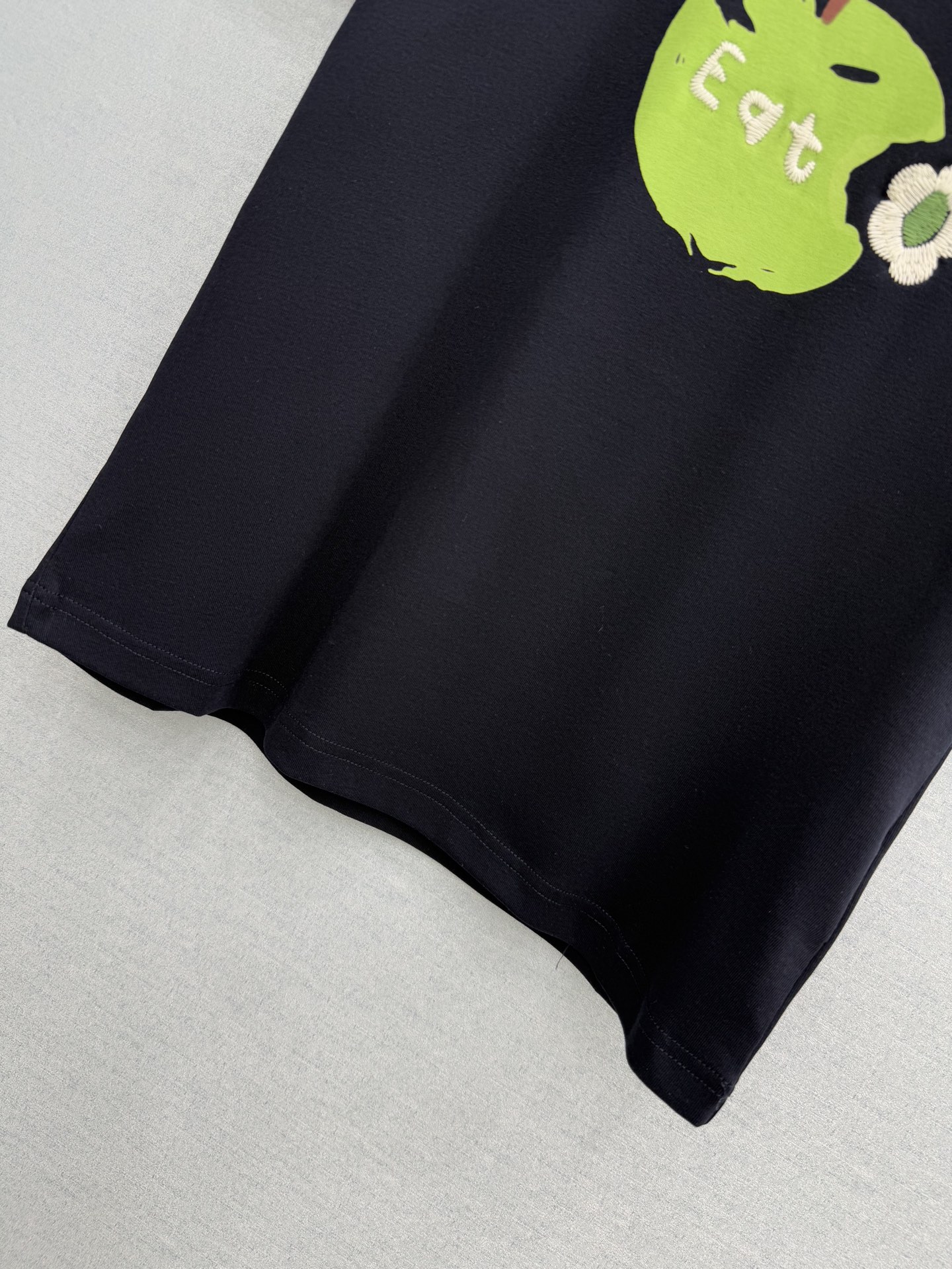 🛒𝐍𝐄𝐖 · 𝟐𝟎𝟐6/爆款现货【春夏上新】 设计师小众｜2026新款苹果刺绣T恤高订面料，百搭小版型 