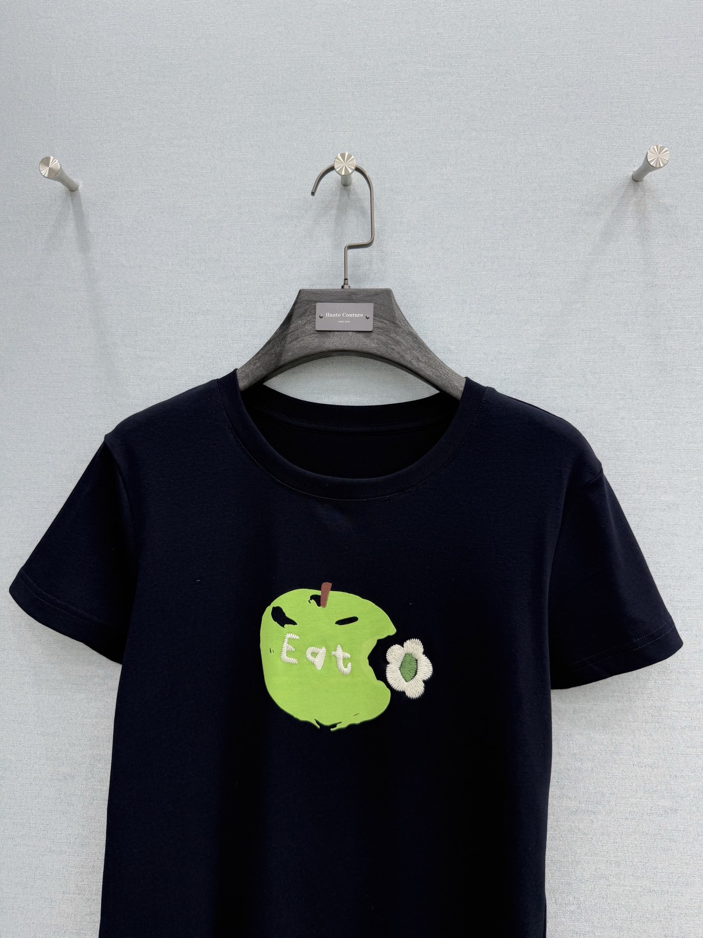 🛒𝐍𝐄𝐖 · 𝟐𝟎𝟐6/爆款现货【春夏上新】 设计师小众｜2026新款苹果刺绣T恤高订面料，百搭小版型 