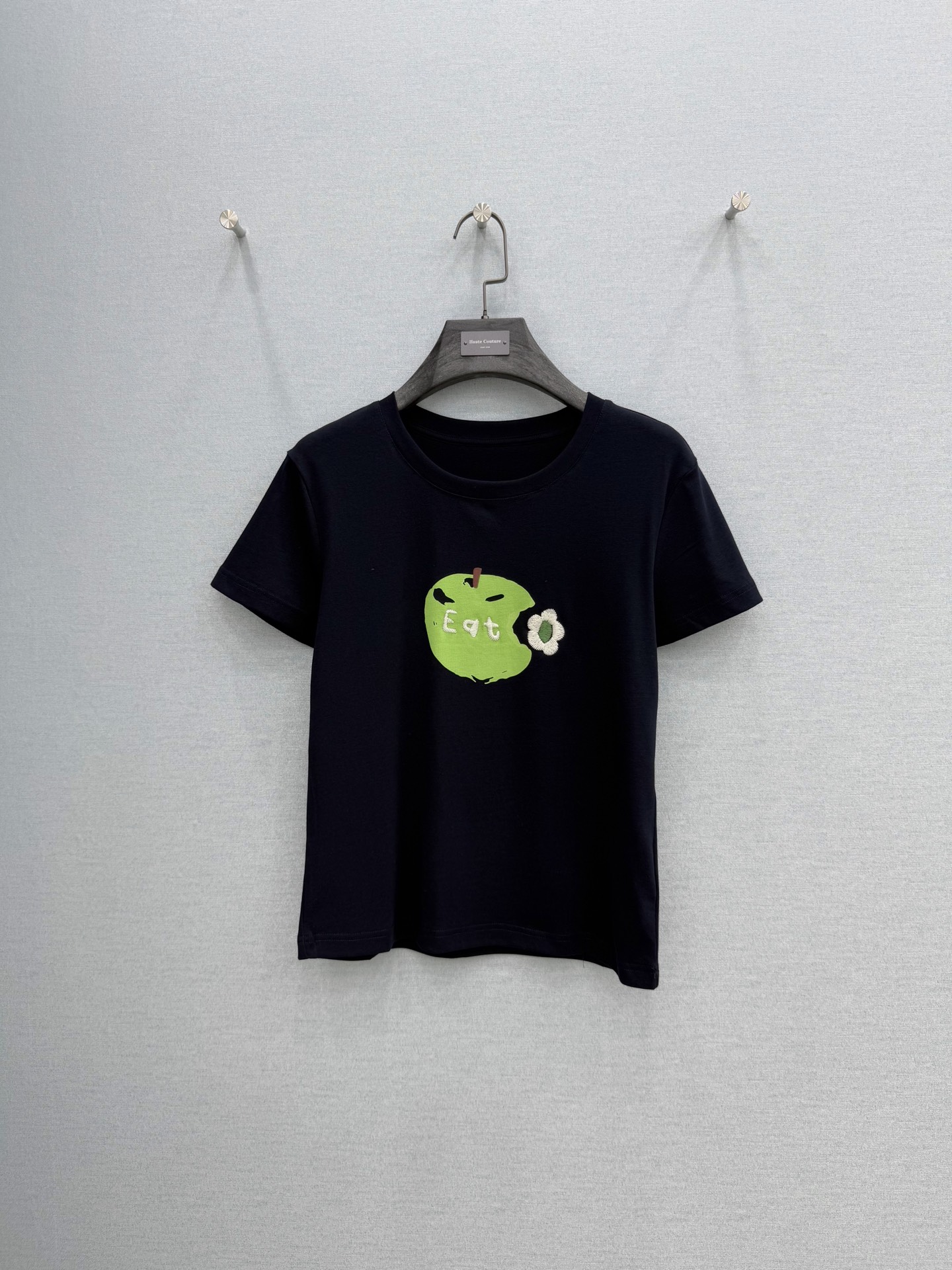 🛒𝐍𝐄𝐖 · 𝟐𝟎𝟐6/爆款现货【春夏上新】 设计师小众｜2026新款苹果刺绣T恤高订面料，百搭小版型 
