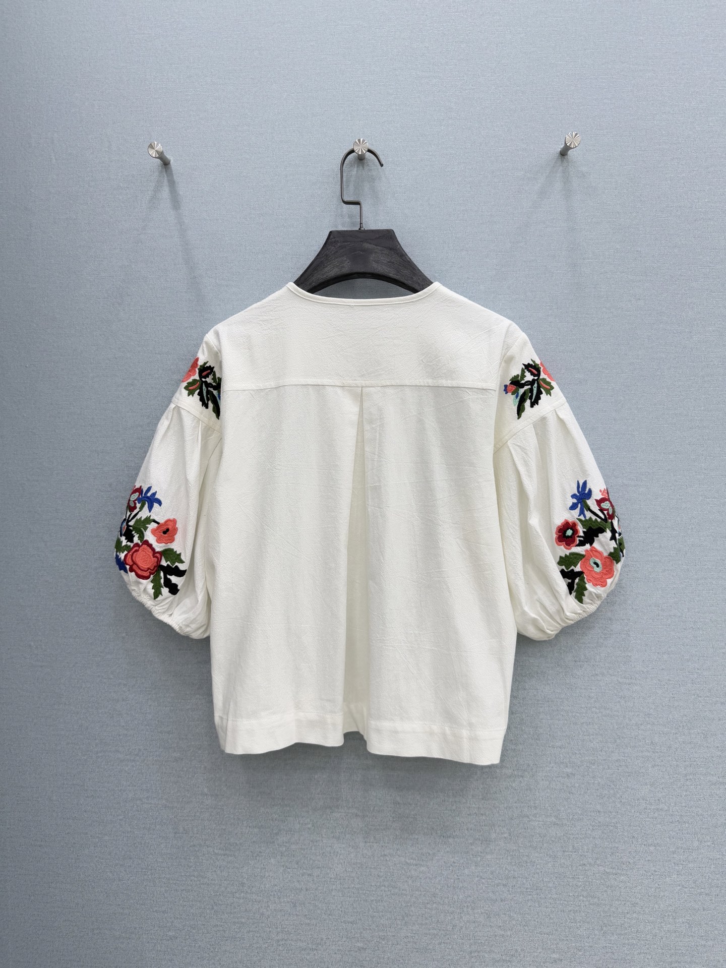 🛒𝐍𝐄𝐖 · 𝟐𝟎𝟐6/爆款现货原单品质 小众*｜2026新品刺绣衬衫精致版型，撞色刺绣，高级肌理细腻 