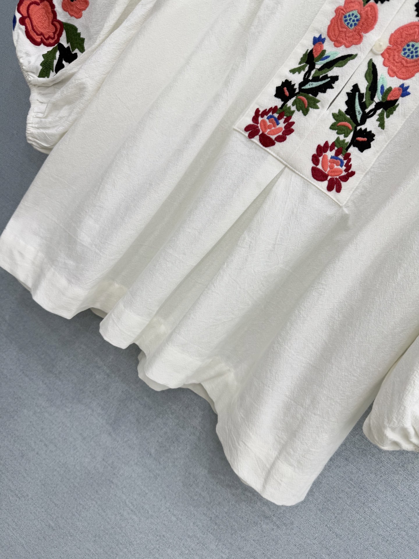 🛒𝐍𝐄𝐖 · 𝟐𝟎𝟐6/爆款现货原单品质 小众*｜2026新品刺绣衬衫精致版型，撞色刺绣，高级肌理细腻 