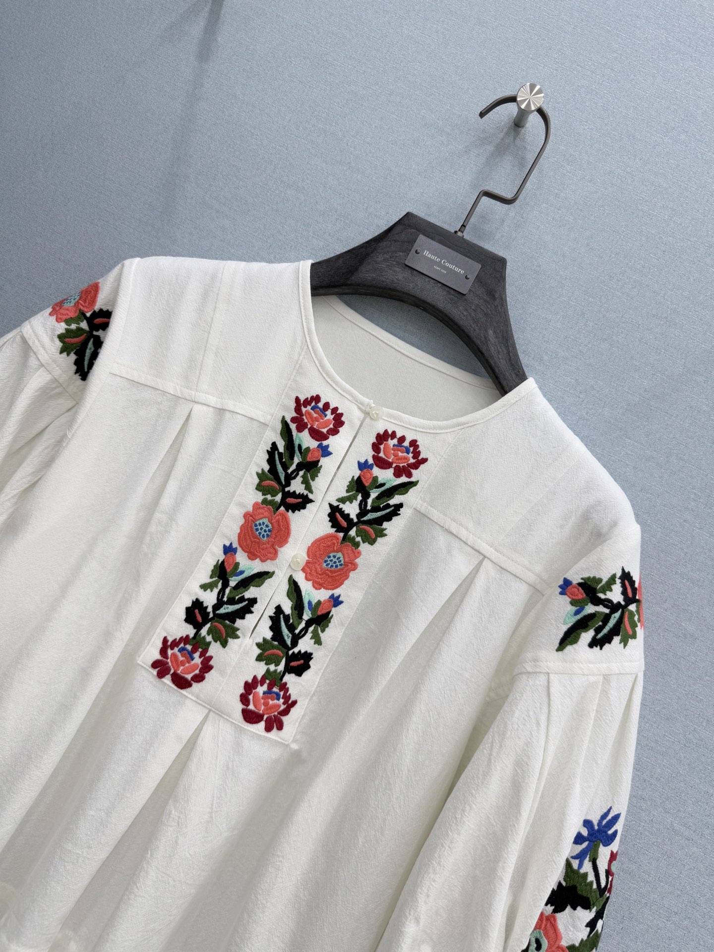 🛒𝐍𝐄𝐖 · 𝟐𝟎𝟐6/爆款现货原单品质 小众*｜2026新品刺绣衬衫精致版型，撞色刺绣，高级肌理细腻 