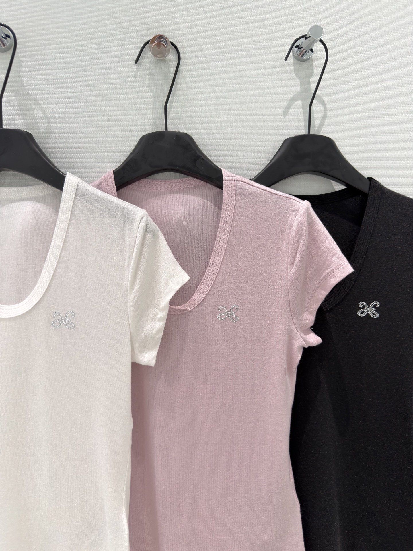 🛒𝐍𝐄𝐖 · 𝟐𝟎𝟐6/爆款现货原创 设计师｜26经典纯色天丝亚麻T恤超亲肤的面料 真的泰酷辣！最新系列