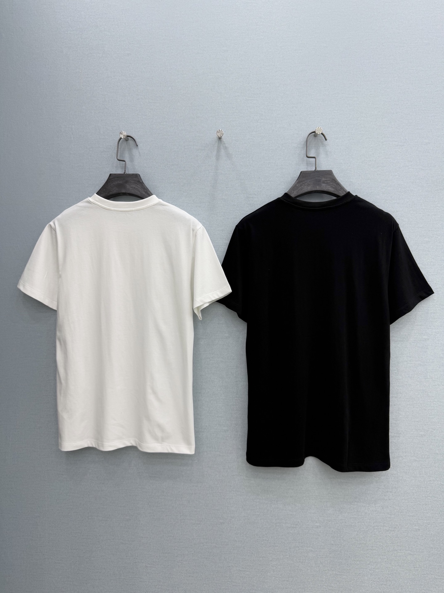 🛒𝐍𝐄𝐖 · 𝟐𝟎𝟐6/爆款现货原单品质 L*｜26新品压花字母短袖T恤精致版型上身巨显瘦！定制最新工艺