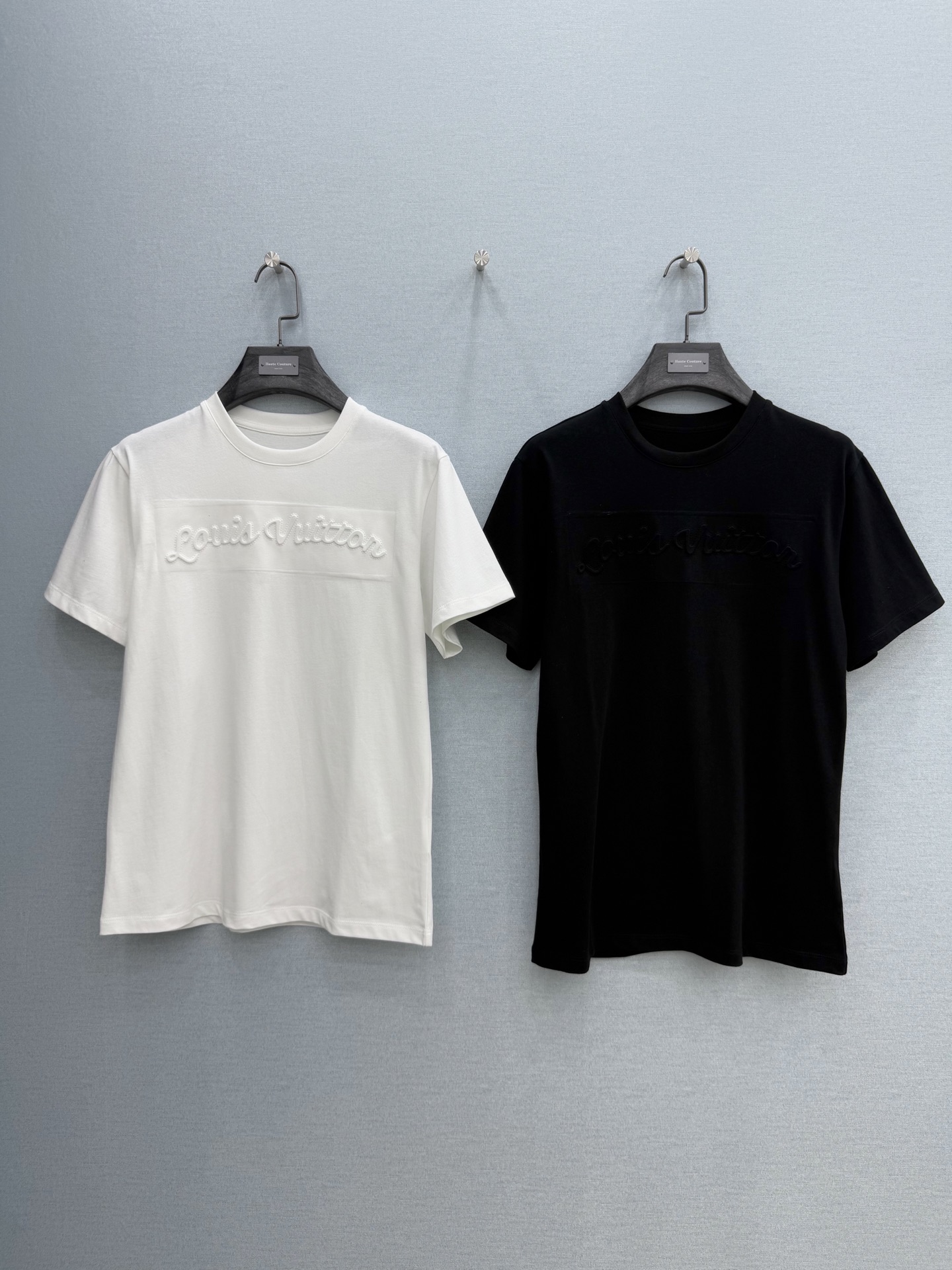 🛒𝐍𝐄𝐖 · 𝟐𝟎𝟐6/爆款现货原单品质 L*｜26新品压花字母短袖T恤精致版型上身巨显瘦！定制最新工艺