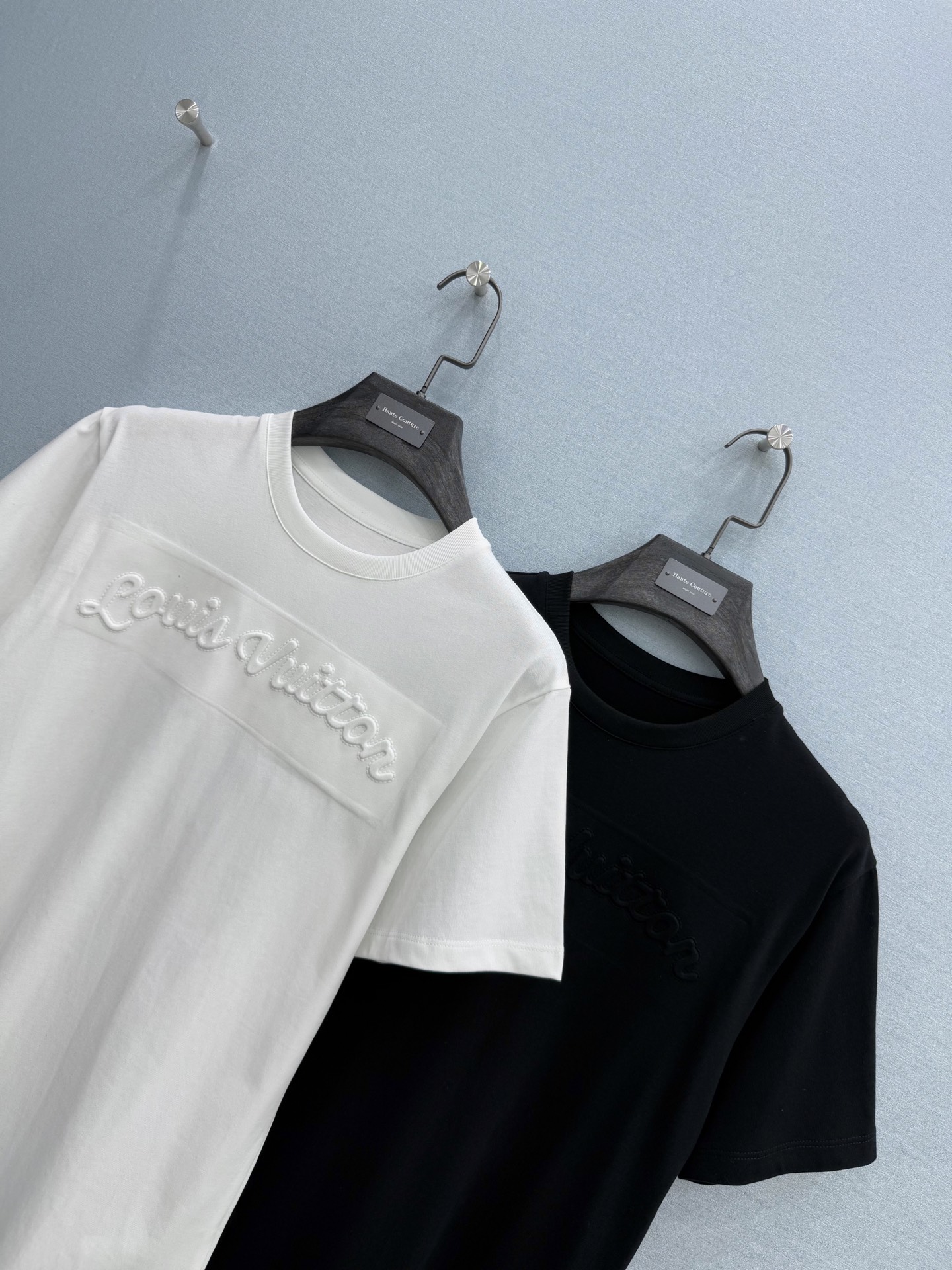 🛒𝐍𝐄𝐖 · 𝟐𝟎𝟐6/爆款现货原单品质 L*｜26新品压花字母短袖T恤精致版型上身巨显瘦！定制最新工艺