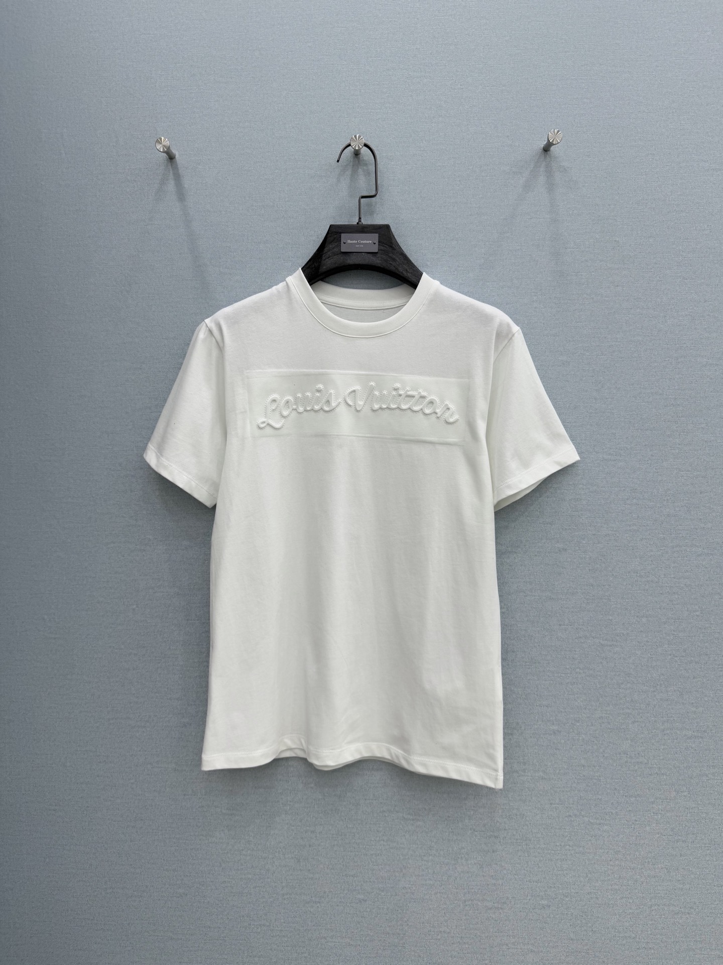 🛒𝐍𝐄𝐖 · 𝟐𝟎𝟐6/爆款现货原单品质 L*｜26新品压花字母短袖T恤精致版型上身巨显瘦！定制最新工艺