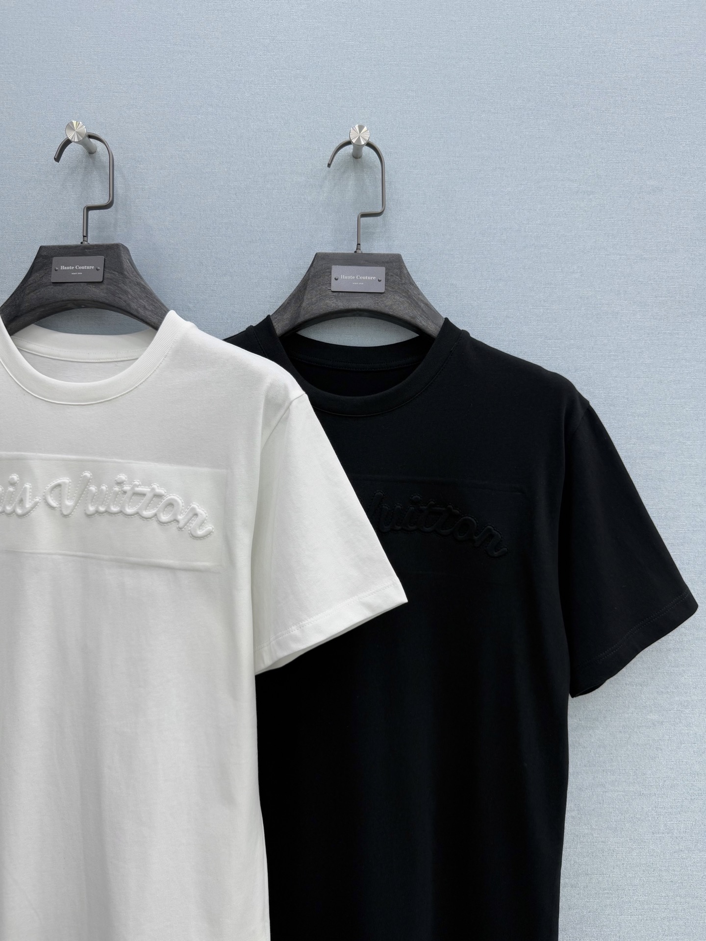 🛒𝐍𝐄𝐖 · 𝟐𝟎𝟐6/爆款现货原单品质 L*｜26新品压花字母短袖T恤精致版型上身巨显瘦！定制最新工艺