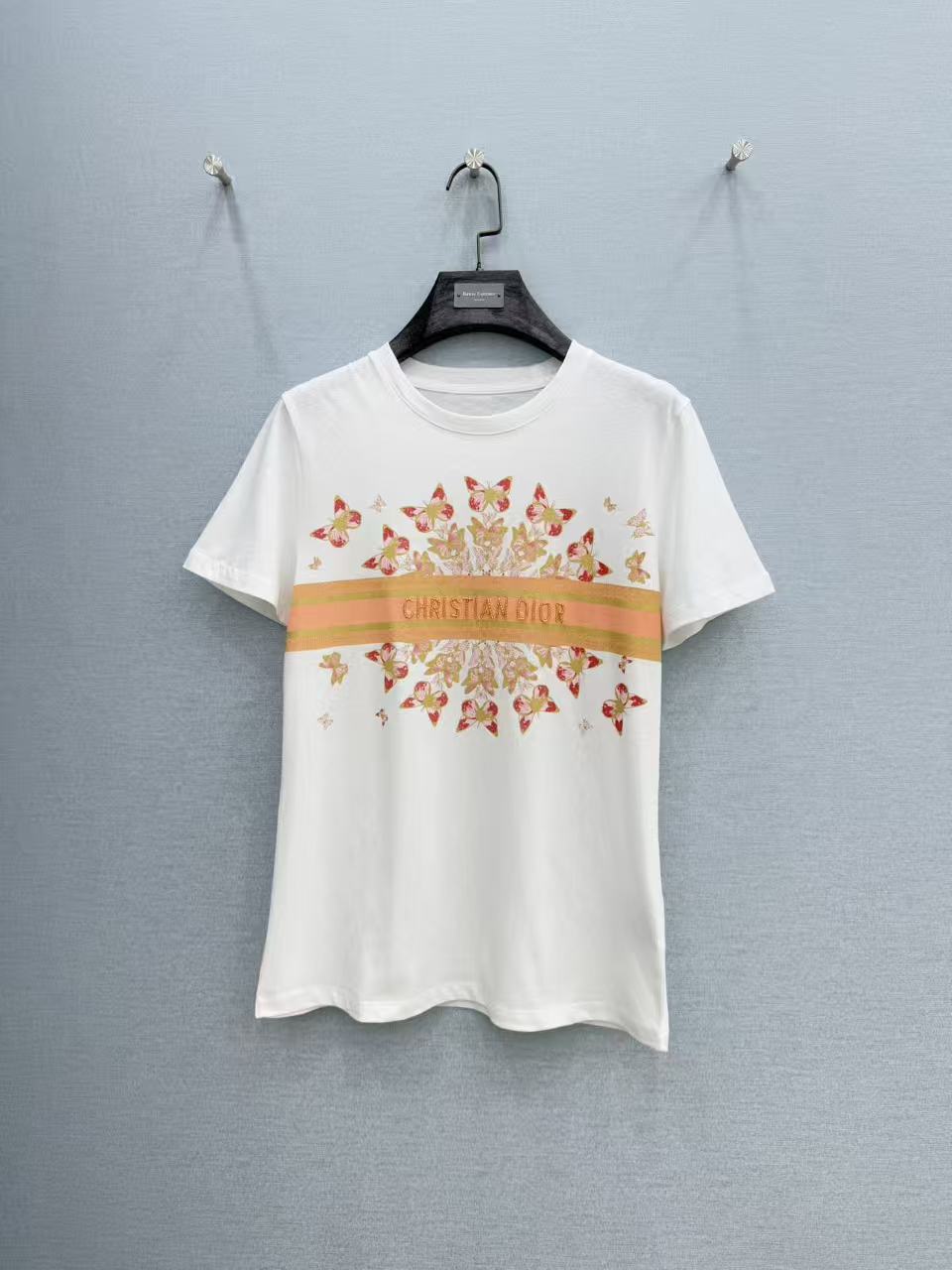 🛒𝐍𝐄𝐖 · 𝟐𝟎𝟐6/爆款现货原单品质 Di*｜26新品手工订珠短袖T恤精致版型上身巨显瘦！定制最新工
