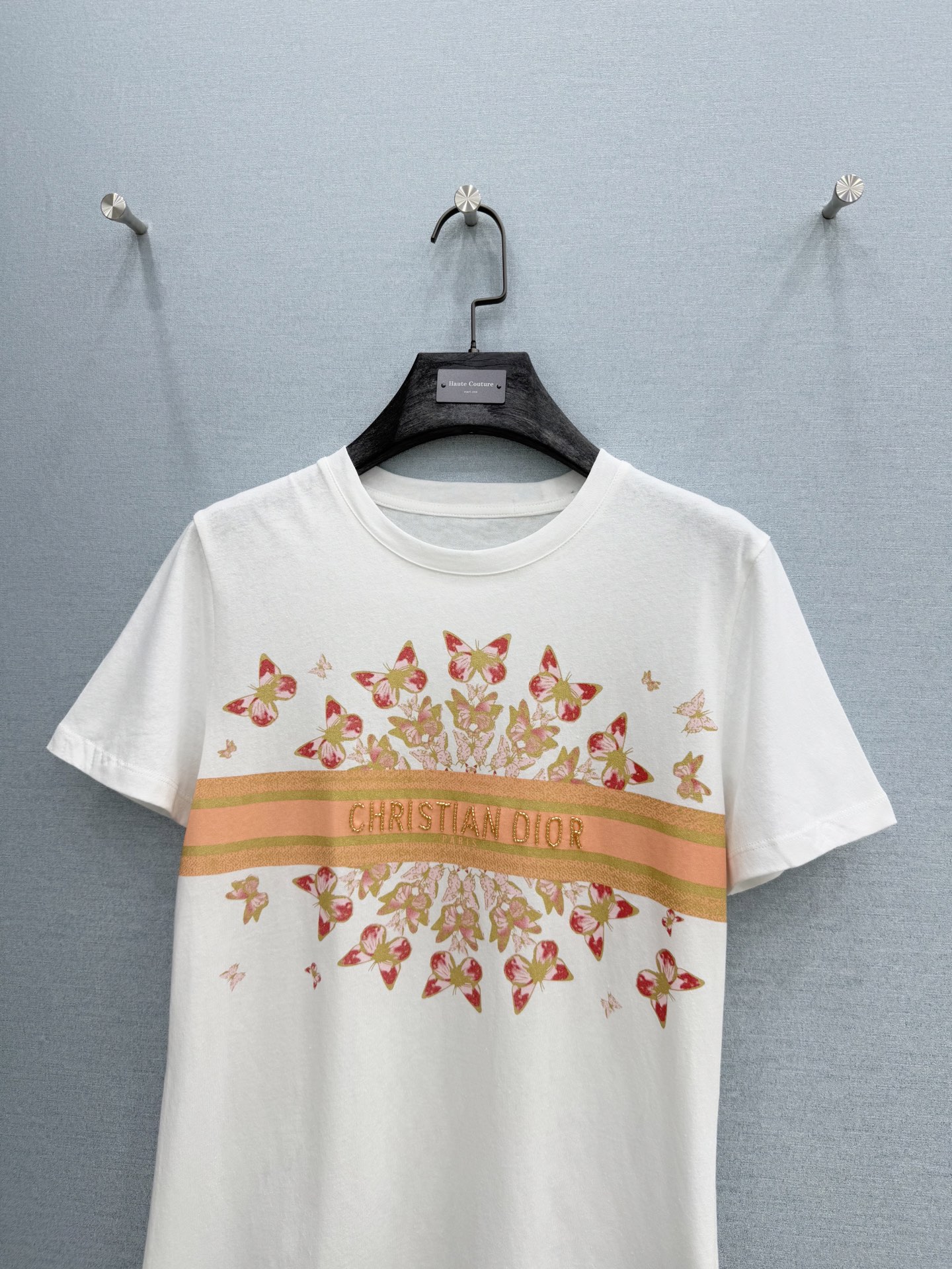 🛒𝐍𝐄𝐖 · 𝟐𝟎𝟐6/爆款现货原单品质 Di*｜26新品手工订珠短袖T恤精致版型上身巨显瘦！定制最新工