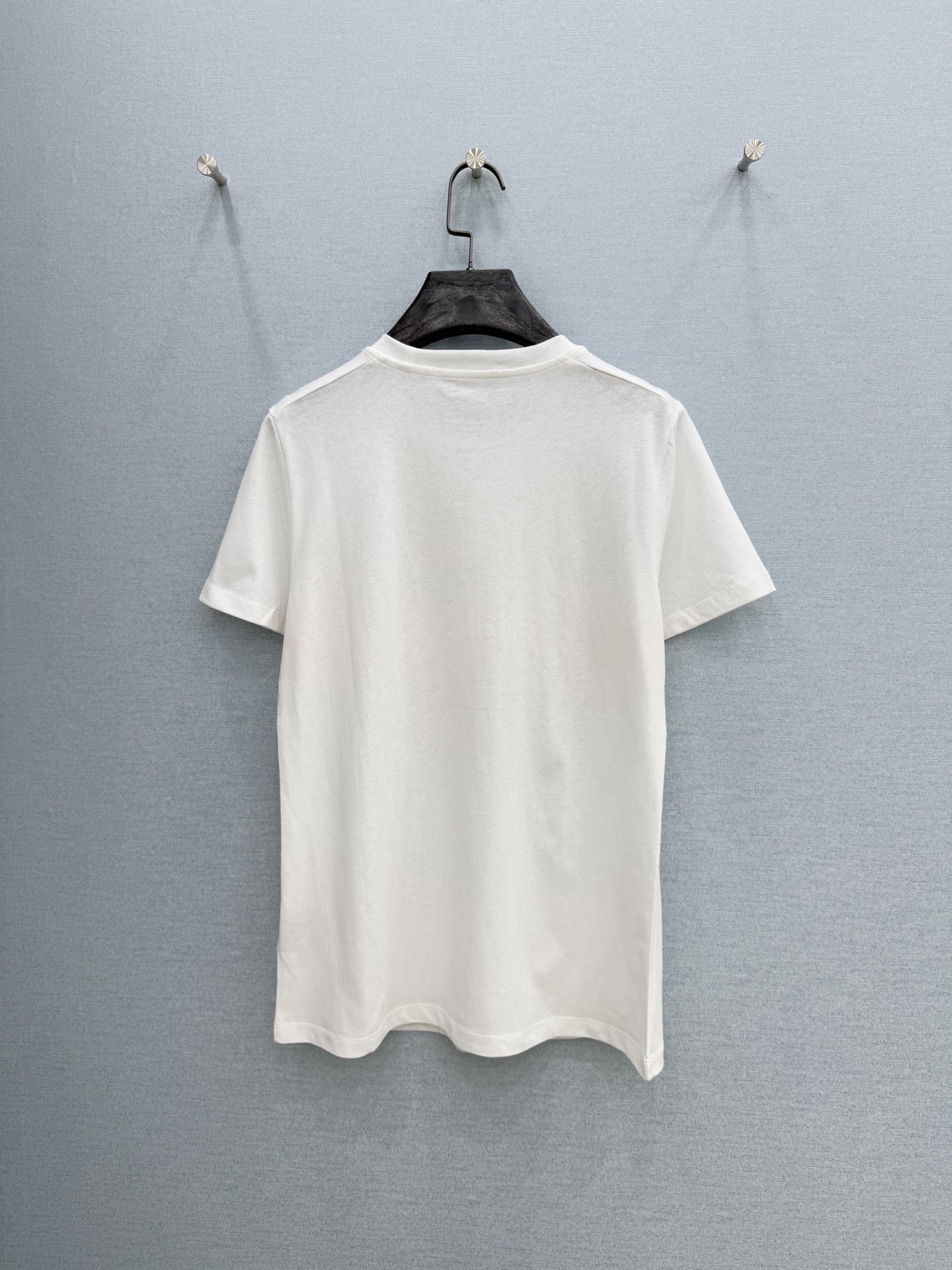 🛒𝐍𝐄𝐖 · 𝟐𝟎𝟐6/爆款现货原单品质 Di*｜26新品手工订珠短袖T恤精致版型上身巨显瘦！定制最新工