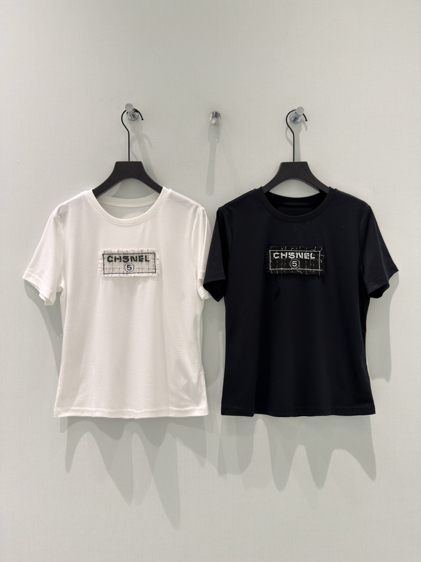 🛒𝐍𝐄𝐖 · 𝟐𝟎𝟐6/爆款现货原创 设计师｜26经典纯棉T恤超亲肤的面料 拼接粗花呢最新系列单品 强烈