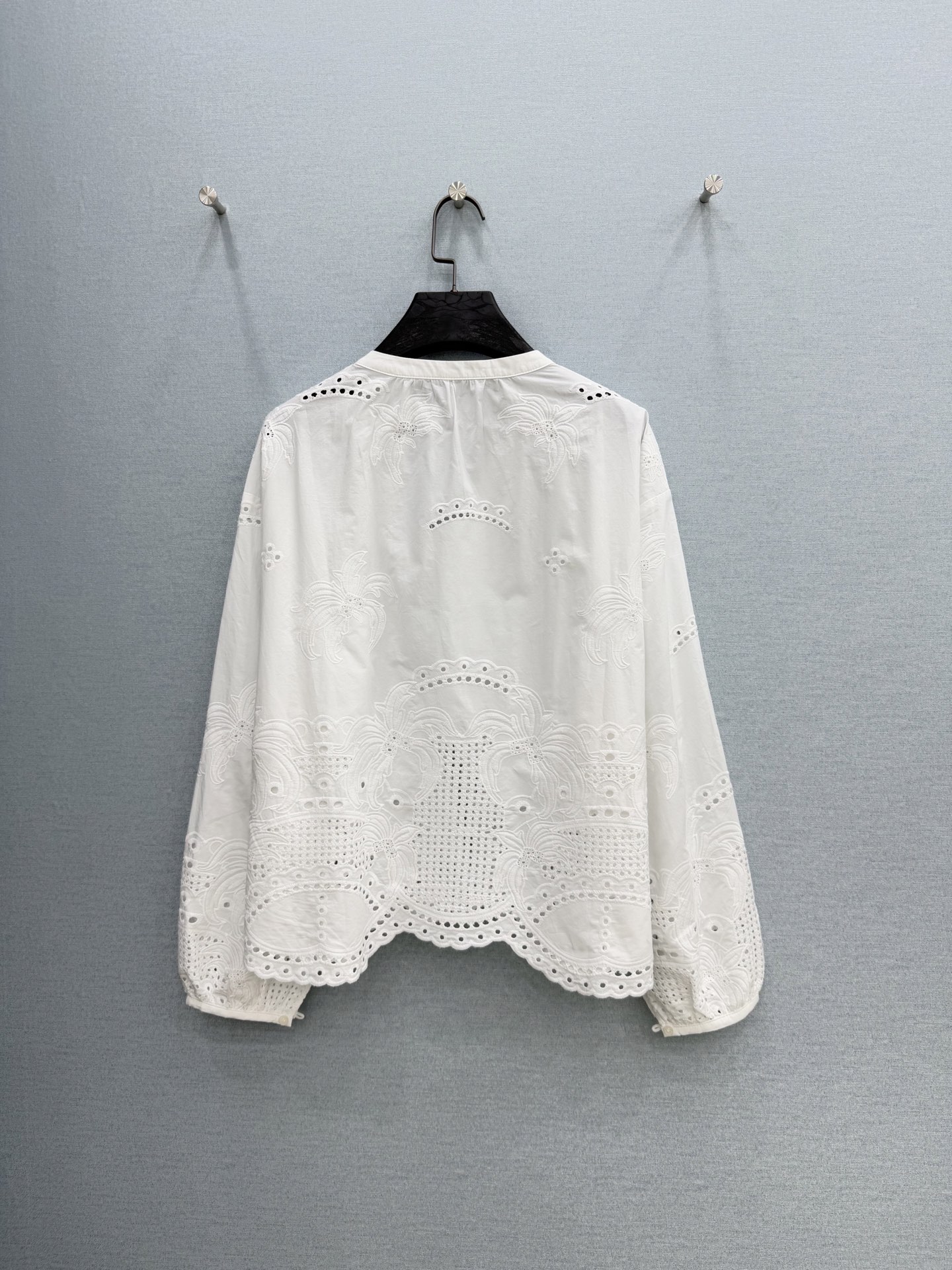 🛒𝐍𝐄𝐖 · 𝟐𝟎𝟐6/爆款现货原单品质 小众*｜2026新品V领镂空水溶刺绣衬衫精致版型，直筒设计，高