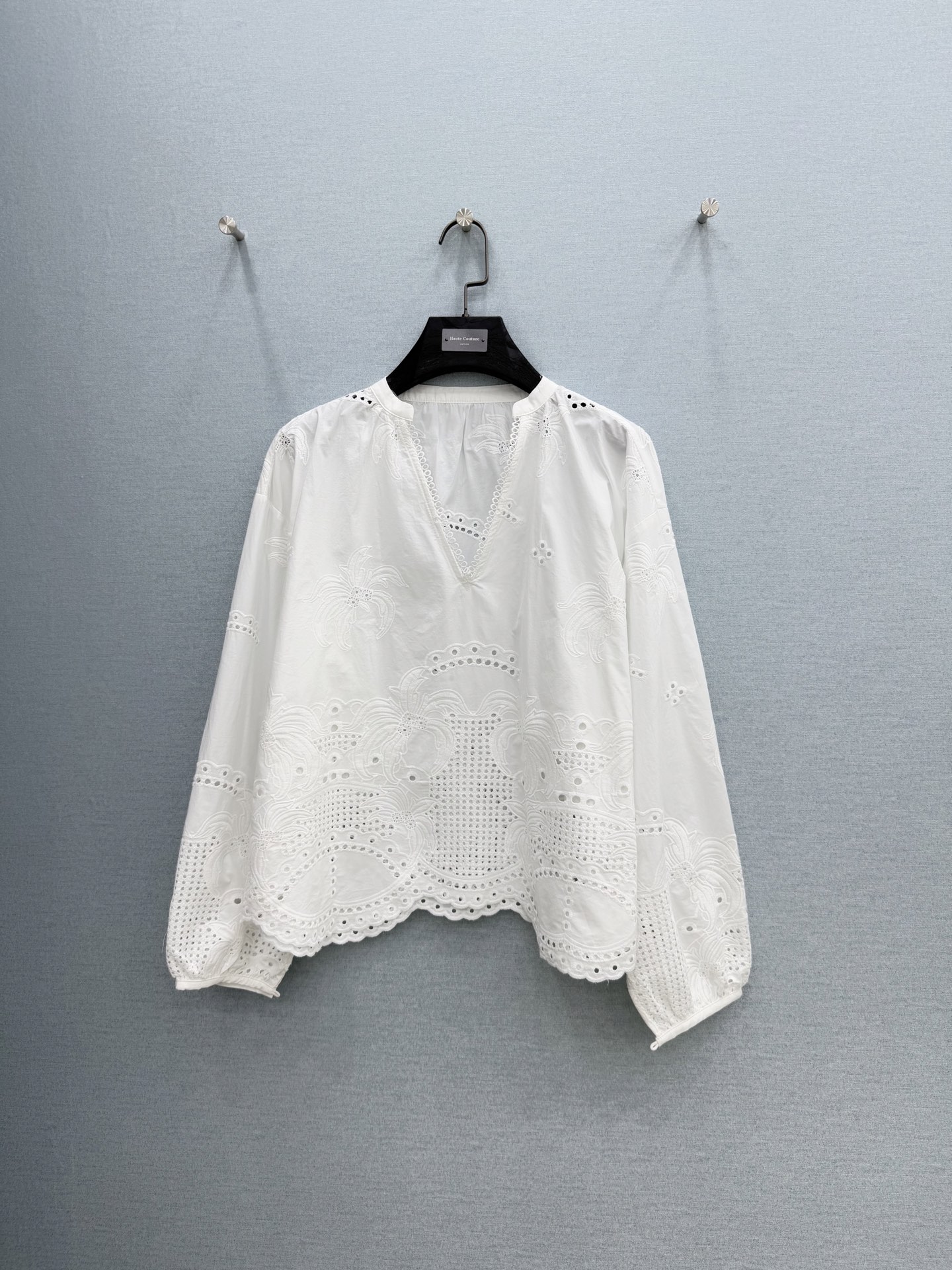 🛒𝐍𝐄𝐖 · 𝟐𝟎𝟐6/爆款现货原单品质 小众*｜2026新品V领镂空水溶刺绣衬衫精致版型，直筒设计，高