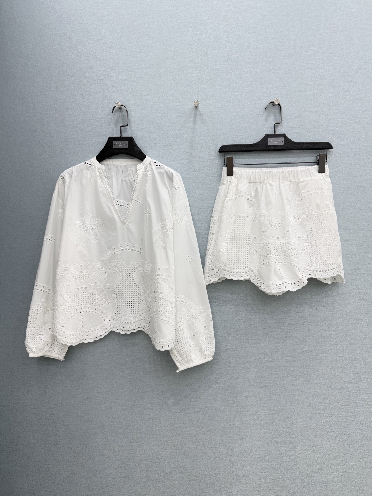 🛒𝐍𝐄𝐖 · 𝟐𝟎𝟐6/爆款现货原单品质 小众*｜2026新品V领镂空水溶刺绣衬衫精致版型，直筒设计，高