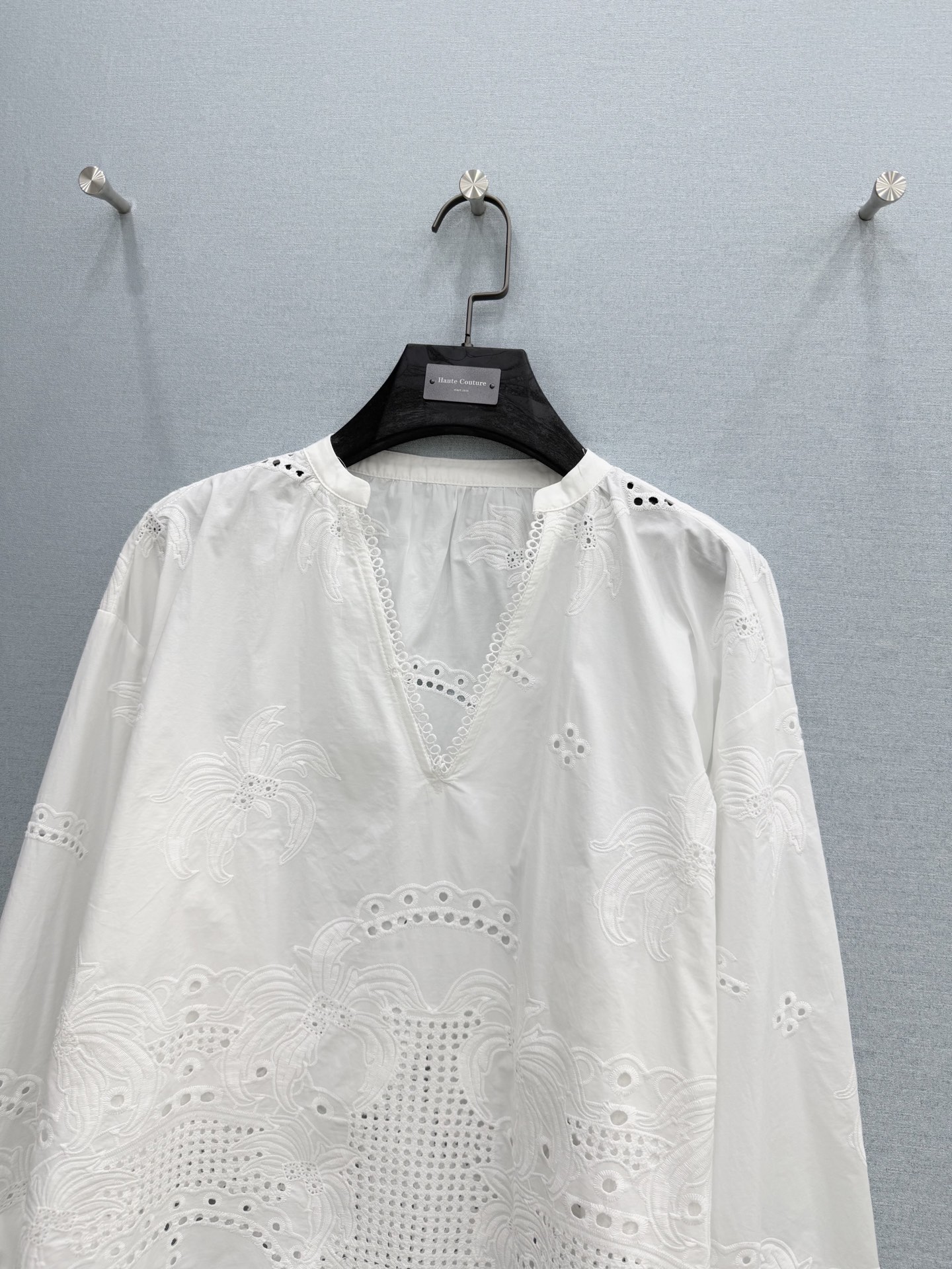 🛒𝐍𝐄𝐖 · 𝟐𝟎𝟐6/爆款现货原单品质 小众*｜2026新品V领镂空水溶刺绣衬衫精致版型，直筒设计，高