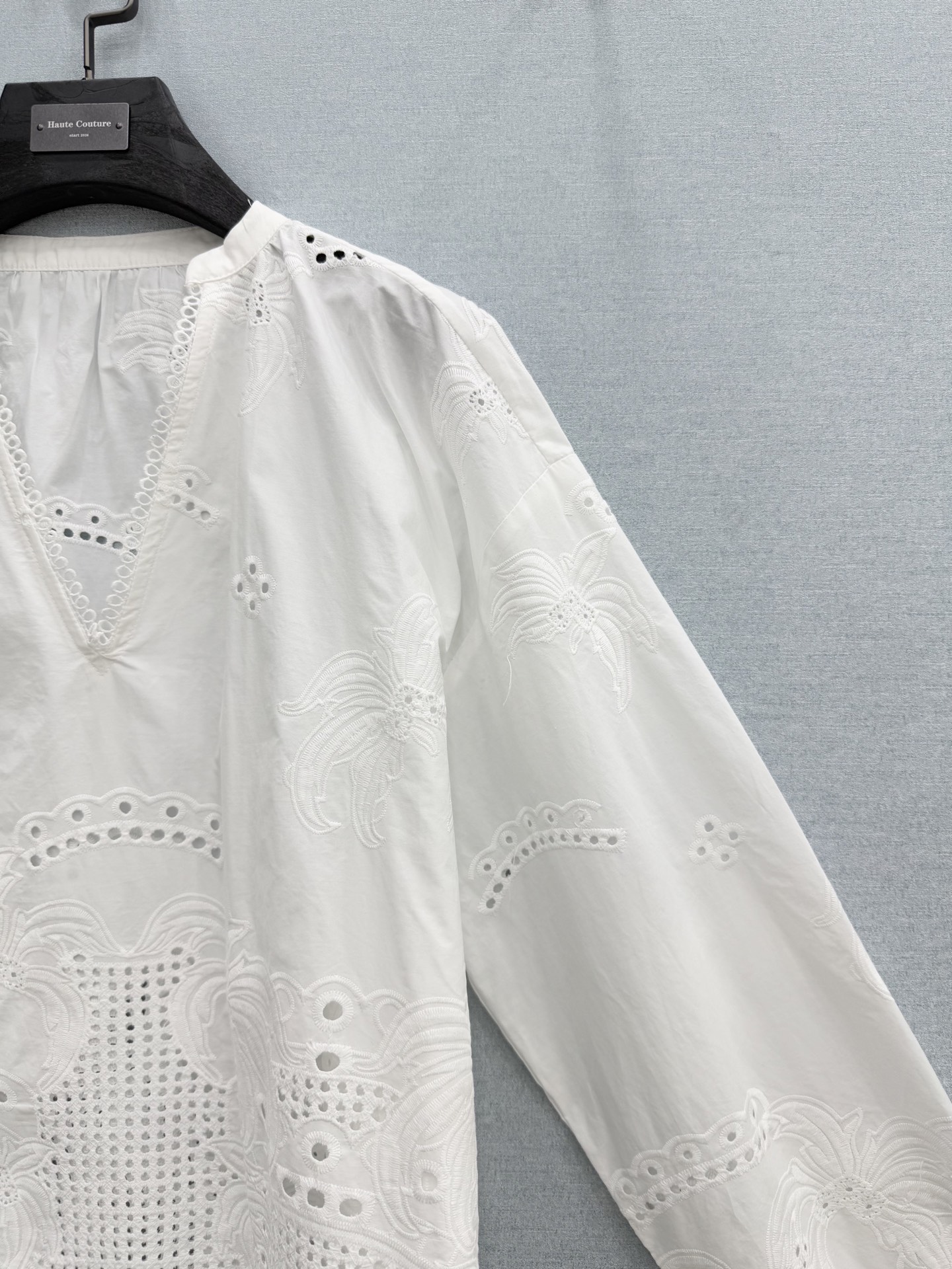 🛒𝐍𝐄𝐖 · 𝟐𝟎𝟐6/爆款现货原单品质 小众*｜2026新品V领镂空水溶刺绣衬衫精致版型，直筒设计，高