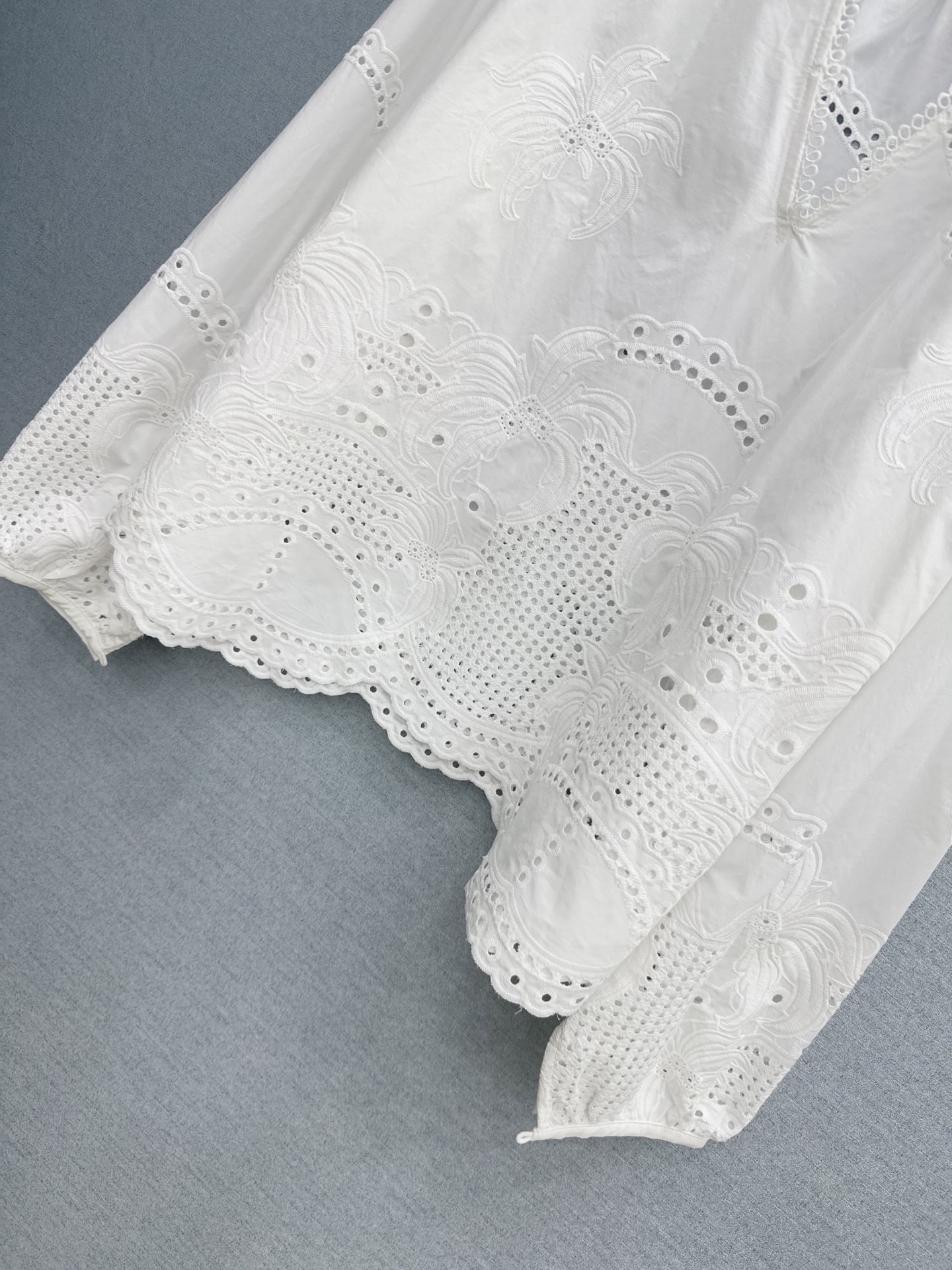 🛒𝐍𝐄𝐖 · 𝟐𝟎𝟐6/爆款现货原单品质 小众*｜2026新品V领镂空水溶刺绣衬衫精致版型，直筒设计，高