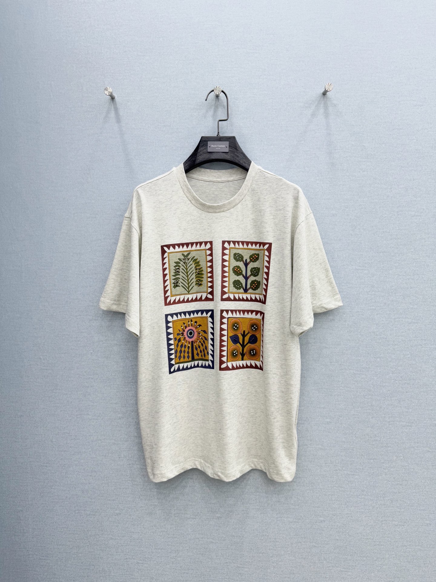🛒𝐍𝐄𝐖 · 𝟐𝟎𝟐6/爆款现货【春夏上新】 设计师小众｜2026新款印花手工订珠T恤高订面料，百搭宽松