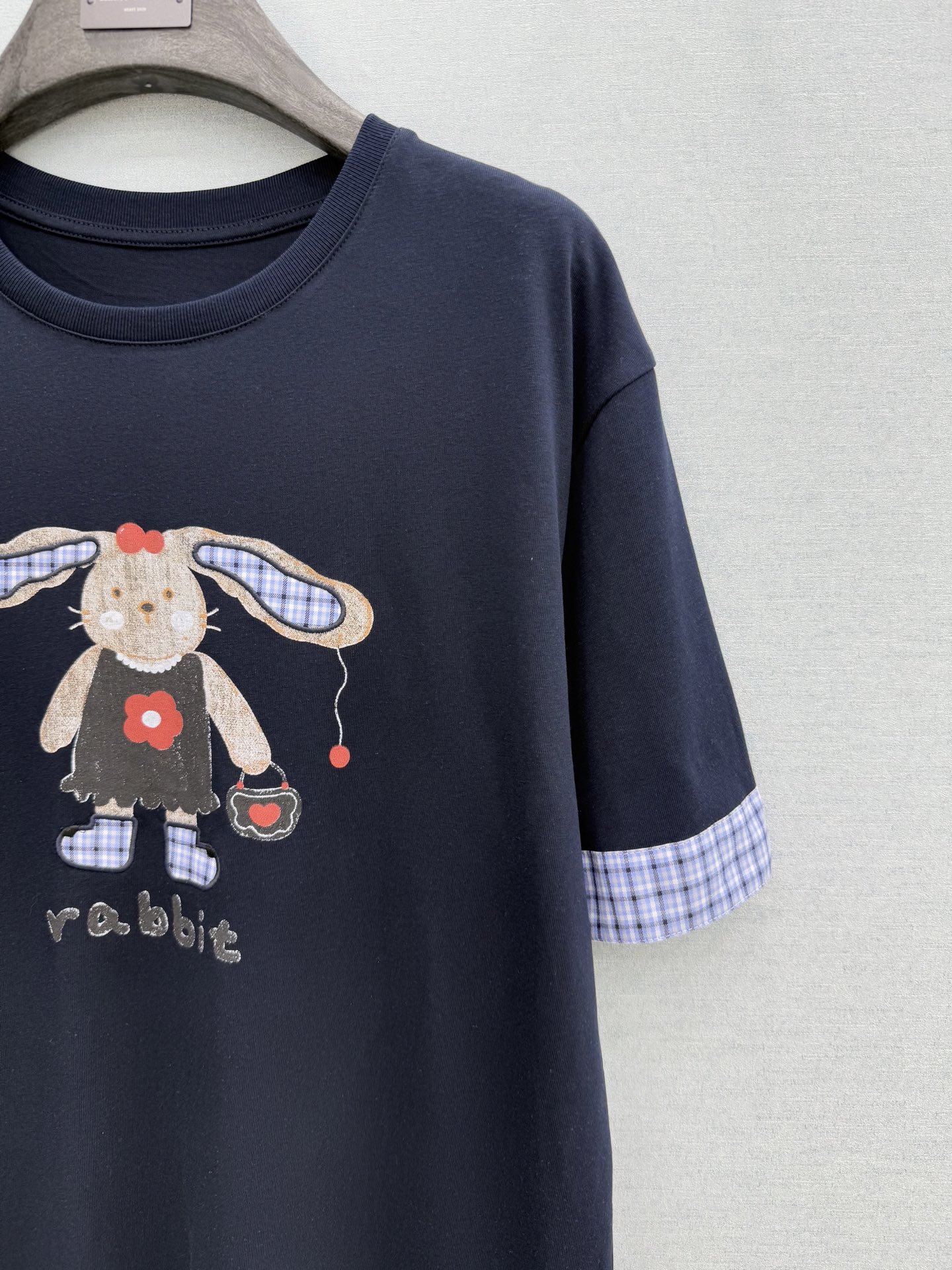 🛒𝐍𝐄𝐖 · 𝟐𝟎𝟐6/爆款现货【春夏上新】 设计师小众｜2026新款印花刺绣T恤高订面料，百搭宽松版型