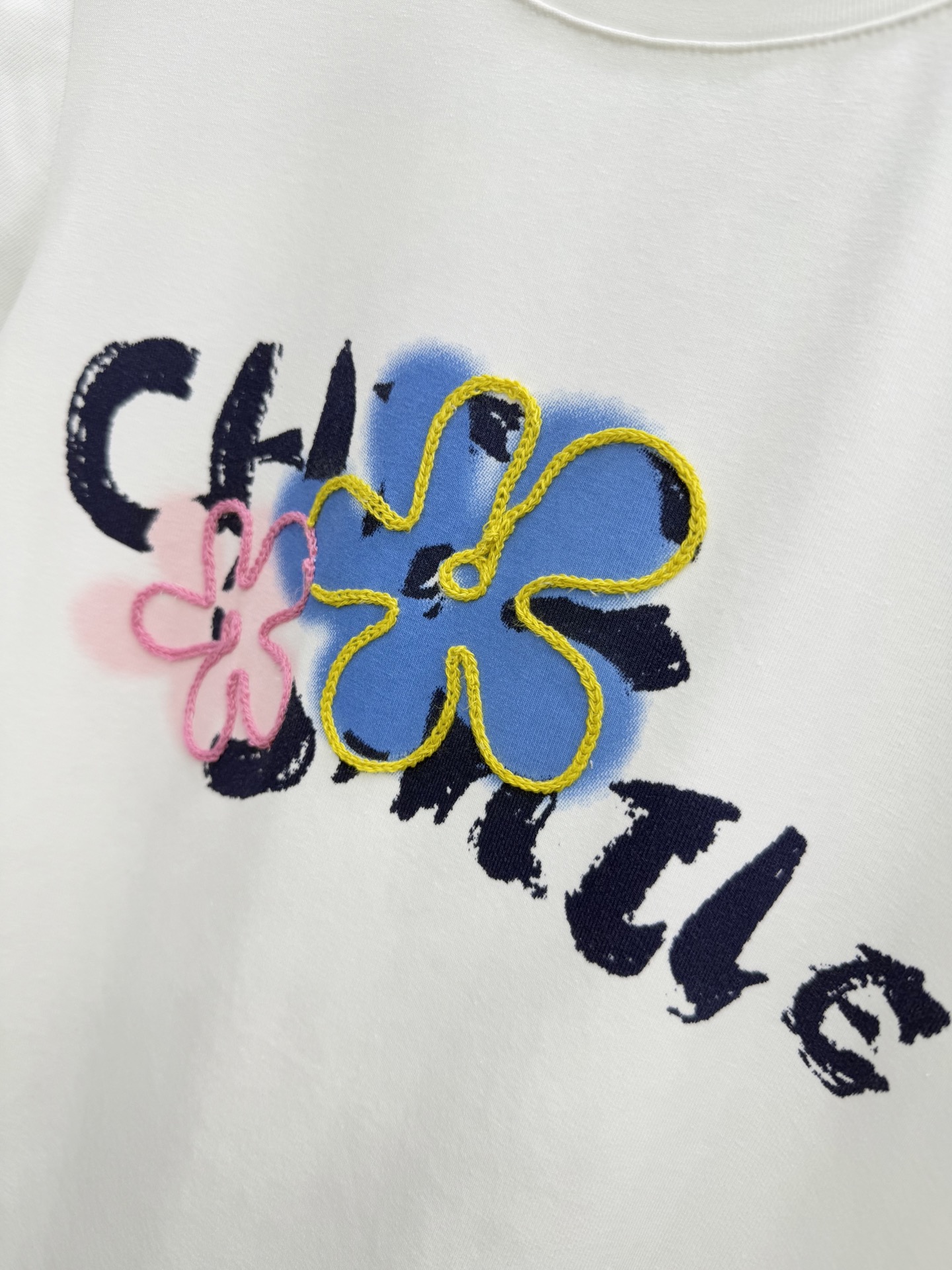 🛒𝐍𝐄𝐖 · 𝟐𝟎𝟐6/爆款现货【春夏上新】 设计师小众｜2026新款印花刺绣T恤高订面料，百搭小版型 