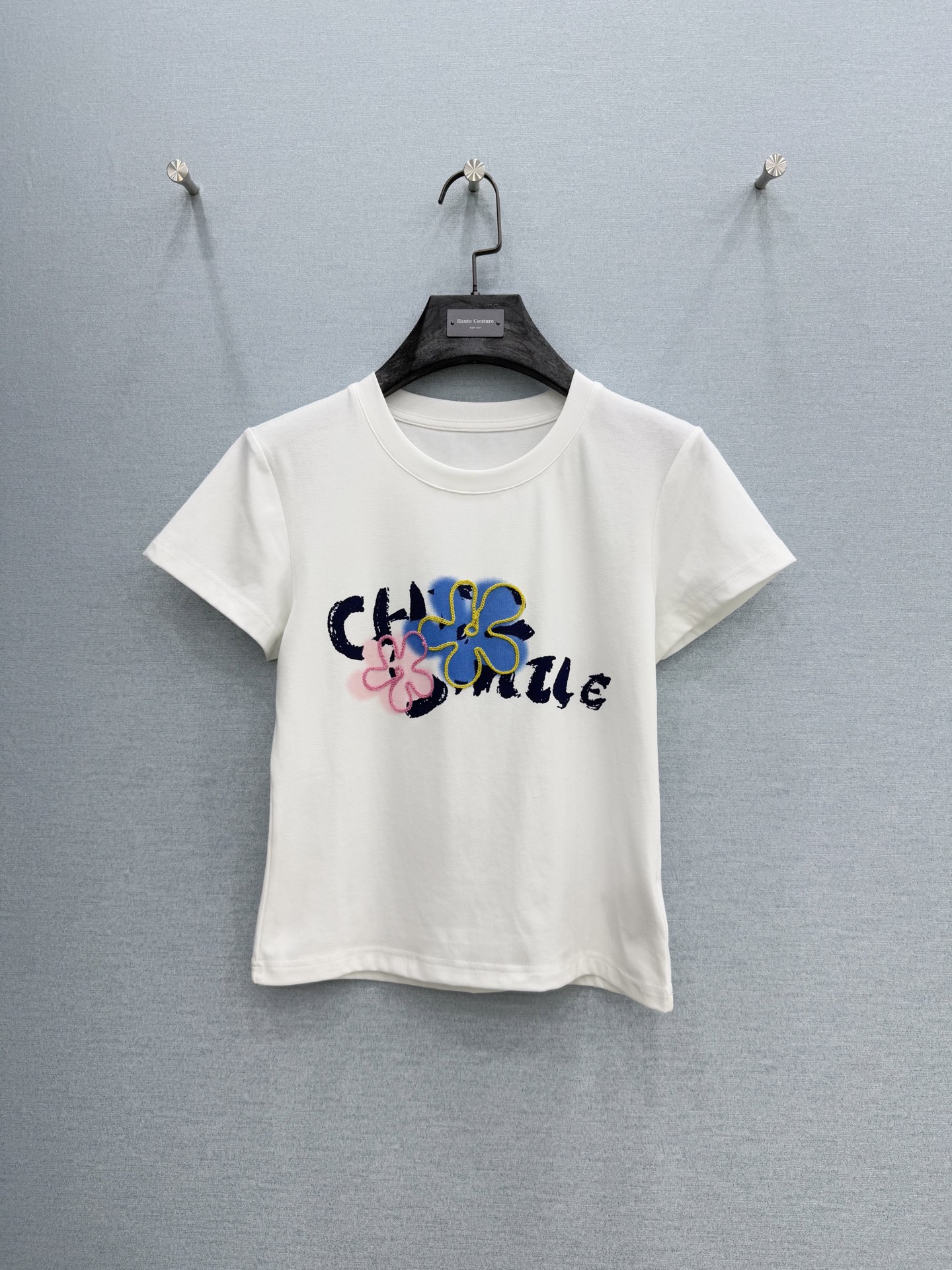 🛒𝐍𝐄𝐖 · 𝟐𝟎𝟐6/爆款现货【春夏上新】 设计师小众｜2026新款印花刺绣T恤高订面料，百搭小版型 