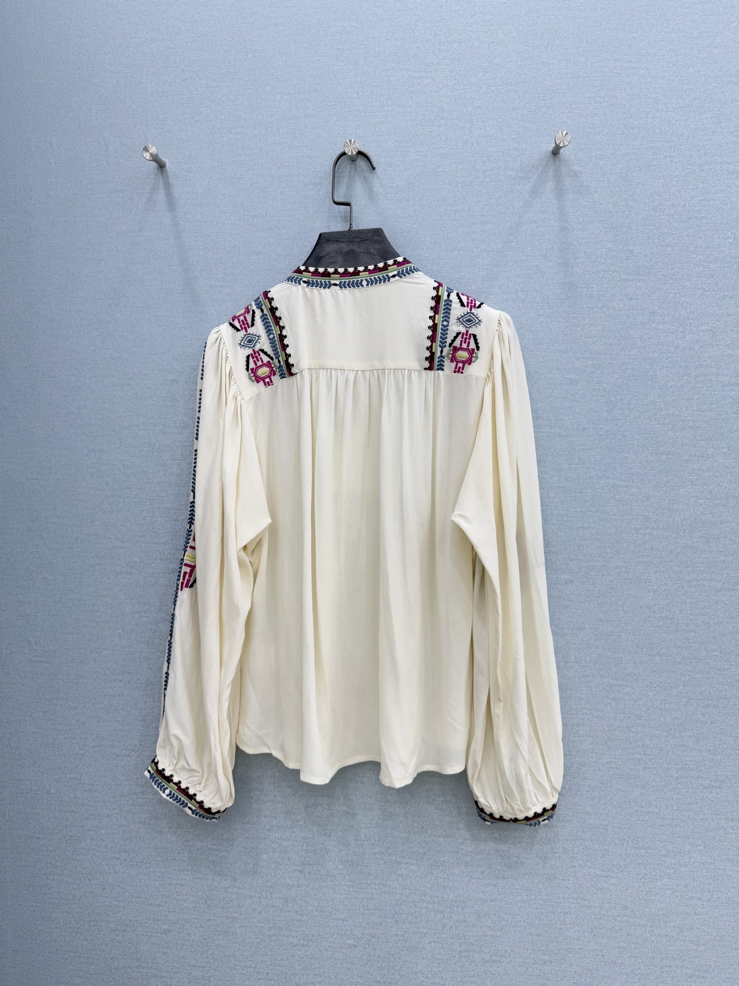 🛒𝐍𝐄𝐖 · 𝟐𝟎𝟐6/爆款现货原单品质 小众*｜2026新品系带刺绣衬衫精致版型，撞色刺绣，高级肌理细