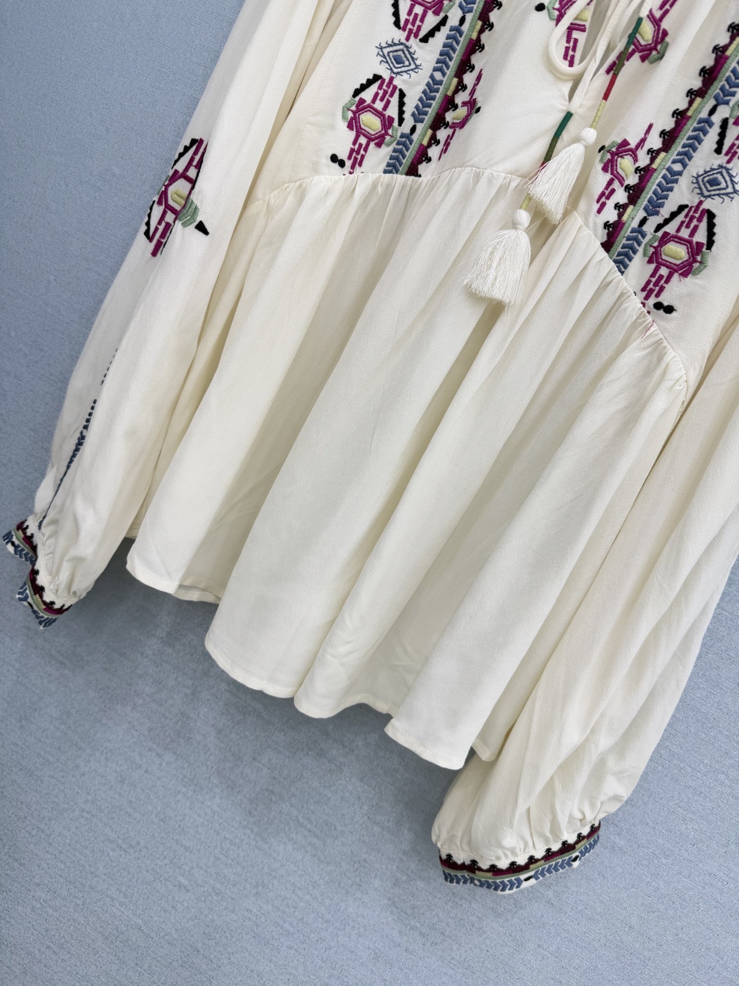 🛒𝐍𝐄𝐖 · 𝟐𝟎𝟐6/爆款现货原单品质 小众*｜2026新品系带刺绣衬衫精致版型，撞色刺绣，高级肌理细