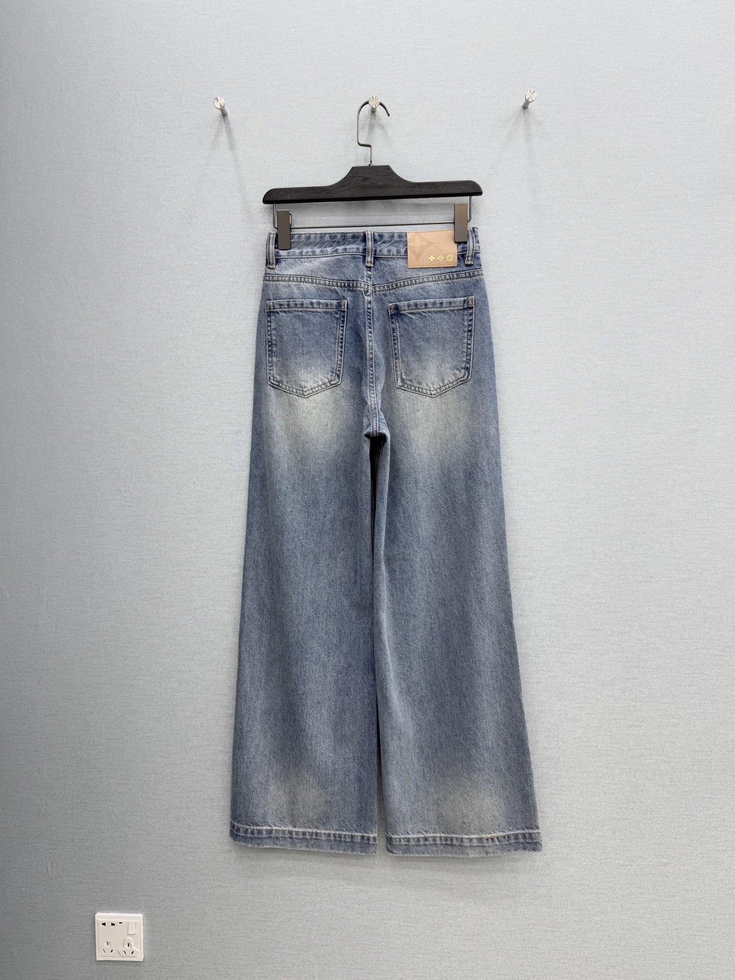 🛒𝐍𝐄𝐖 · 𝟐𝟎𝟐6/爆款现货【原单品质】Lou*｜重工烫钻老花直筒牛仔裤采用高端定制面料，牛仔穿起来