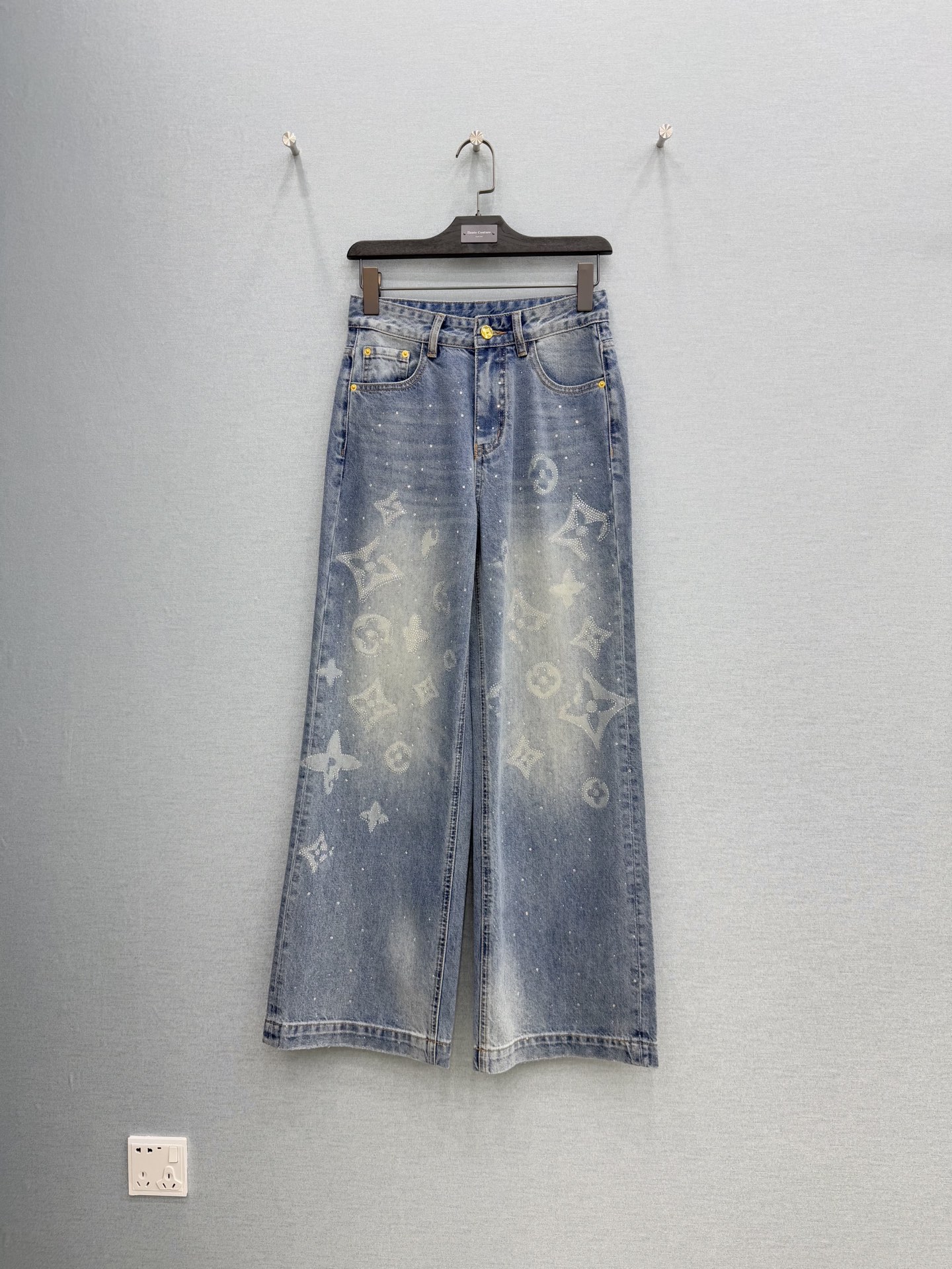 🛒𝐍𝐄𝐖 · 𝟐𝟎𝟐6/爆款现货【原单品质】Lou*｜重工烫钻老花直筒牛仔裤采用高端定制面料，牛仔穿起来