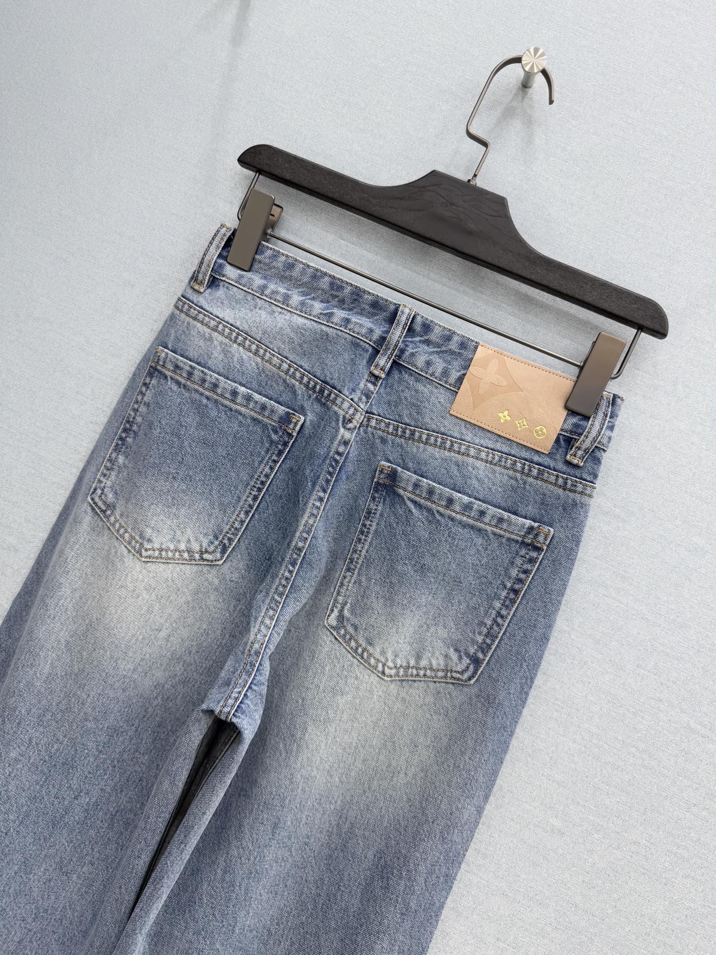 🛒𝐍𝐄𝐖 · 𝟐𝟎𝟐6/爆款现货【原单品质】Lou*｜重工烫钻老花直筒牛仔裤采用高端定制面料，牛仔穿起来