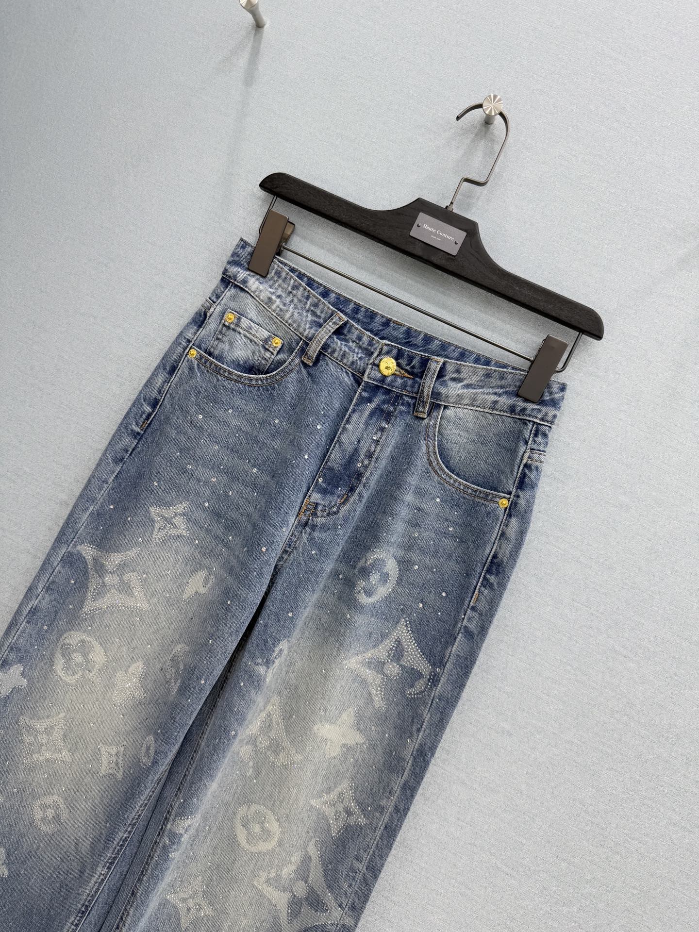 🛒𝐍𝐄𝐖 · 𝟐𝟎𝟐6/爆款现货【原单品质】Lou*｜重工烫钻老花直筒牛仔裤采用高端定制面料，牛仔穿起来