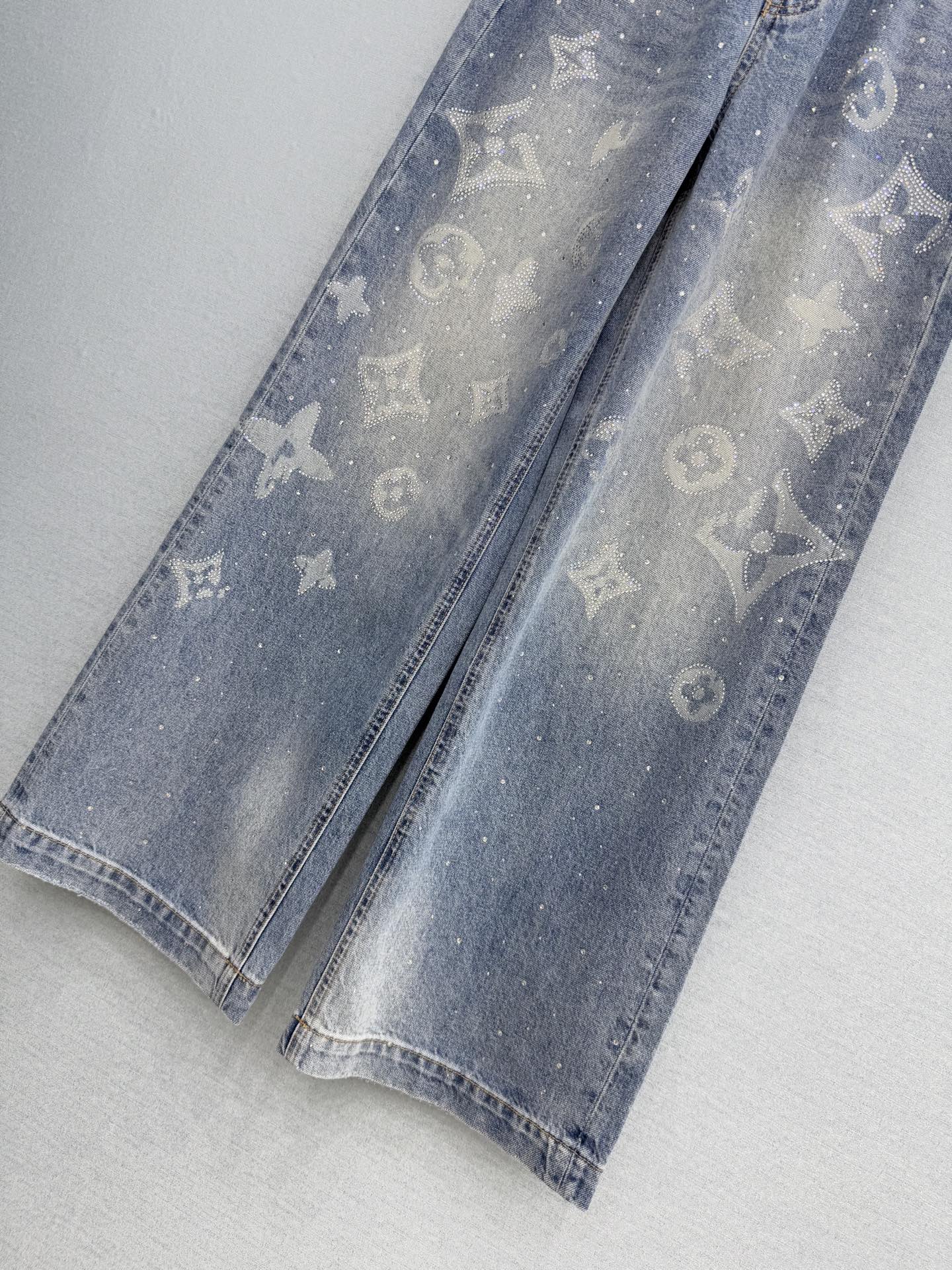 🛒𝐍𝐄𝐖 · 𝟐𝟎𝟐6/爆款现货【原单品质】Lou*｜重工烫钻老花直筒牛仔裤采用高端定制面料，牛仔穿起来