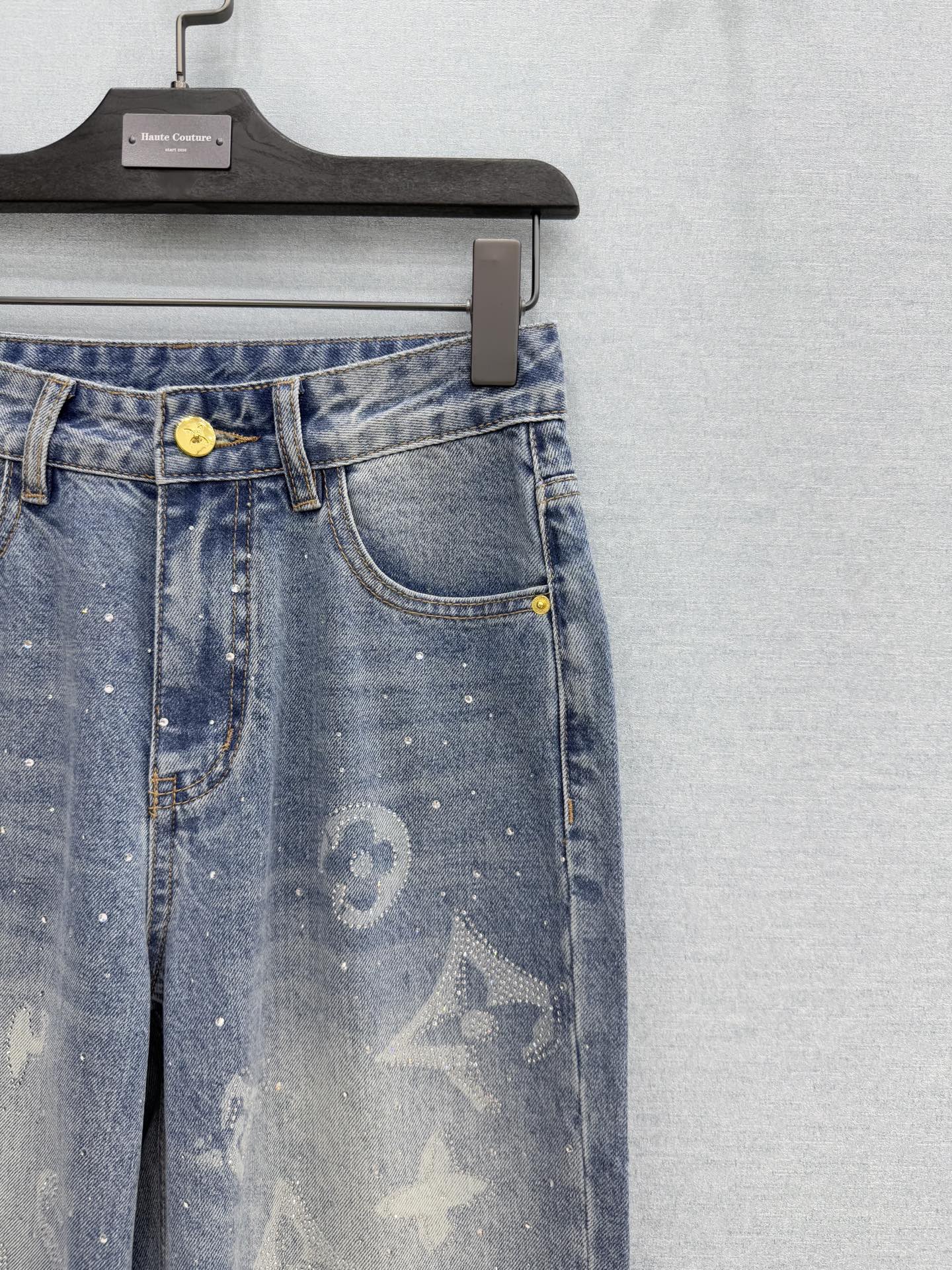 🛒𝐍𝐄𝐖 · 𝟐𝟎𝟐6/爆款现货【原单品质】Lou*｜重工烫钻老花直筒牛仔裤采用高端定制面料，牛仔穿起来