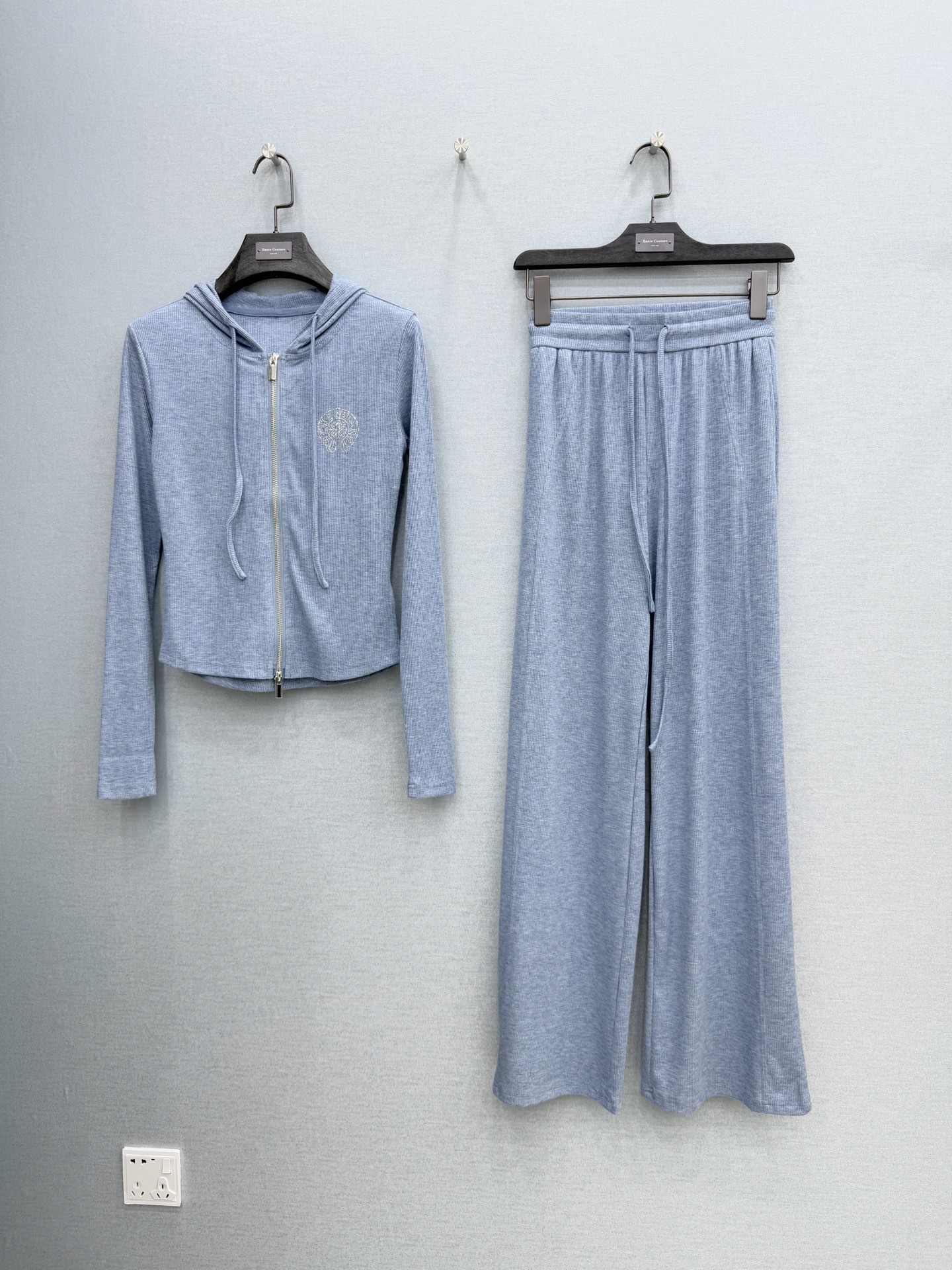 🛒𝐍𝐄𝐖 · 𝟐𝟎𝟐6/爆款现货原单品质 克罗星｜26烫钻休闲套装定制高端细闪面料，双向拉链带帽外套➕松