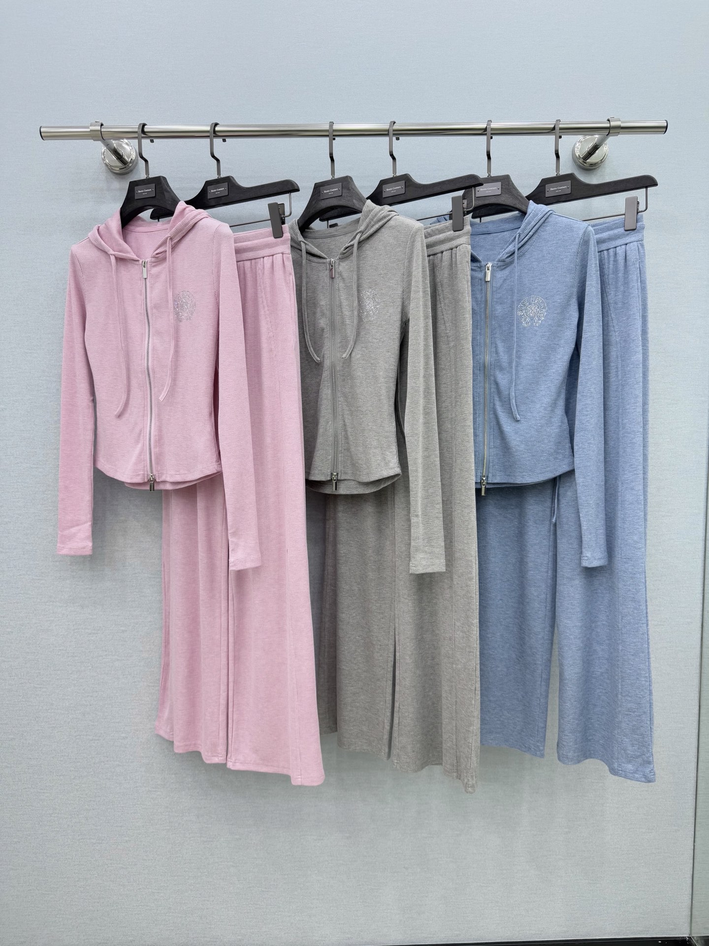 🛒𝐍𝐄𝐖 · 𝟐𝟎𝟐6/爆款现货原单品质 克罗星｜26烫钻休闲套装定制高端细闪面料，双向拉链带帽外套➕松