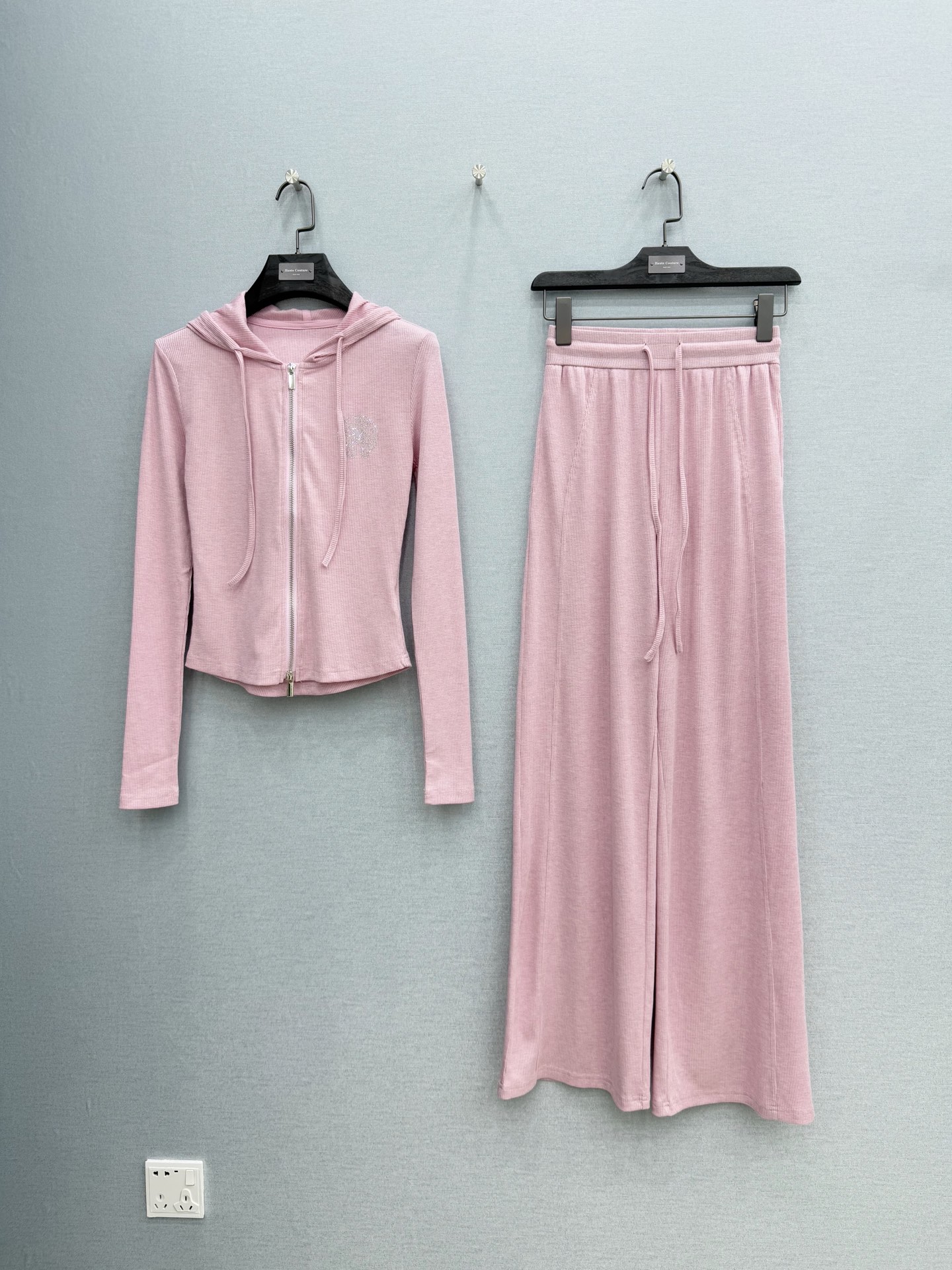 🛒𝐍𝐄𝐖 · 𝟐𝟎𝟐6/爆款现货原单品质 克罗星｜26烫钻休闲套装定制高端细闪面料，双向拉链带帽外套➕松