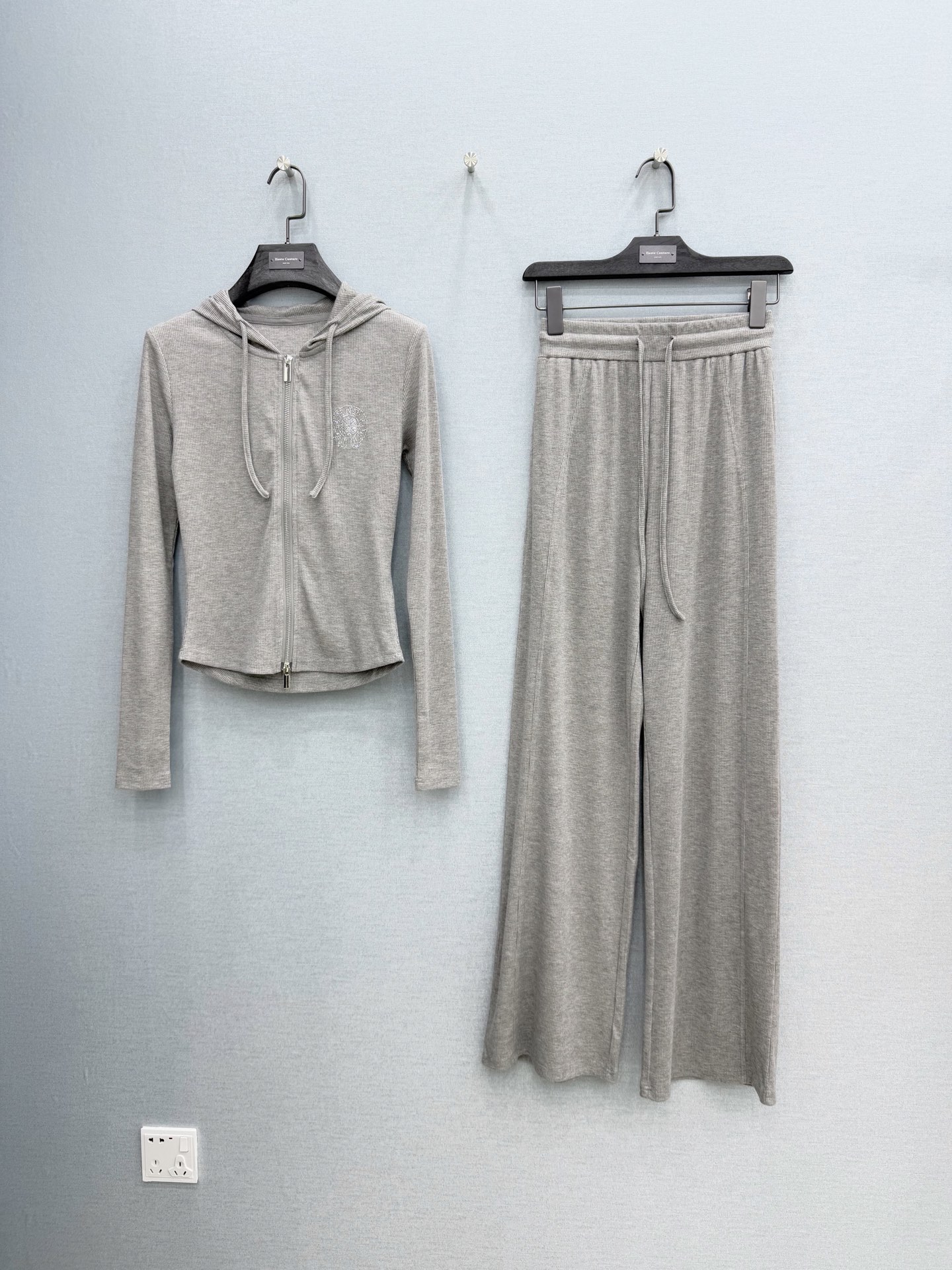 🛒𝐍𝐄𝐖 · 𝟐𝟎𝟐6/爆款现货原单品质 克罗星｜26烫钻休闲套装定制高端细闪面料，双向拉链带帽外套➕松