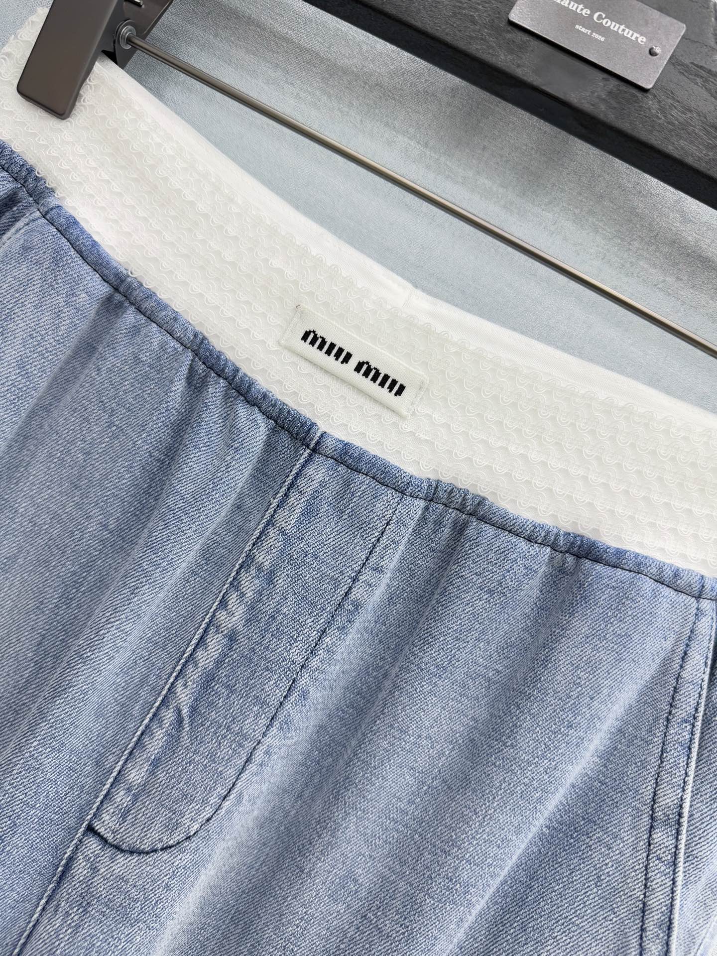 🛒𝐍𝐄𝐖 · 𝟐𝟎𝟐6/爆款现货原单品质 Miu M*｜26新款花边拼接松紧腰天丝牛仔裤渐变色 包容性极