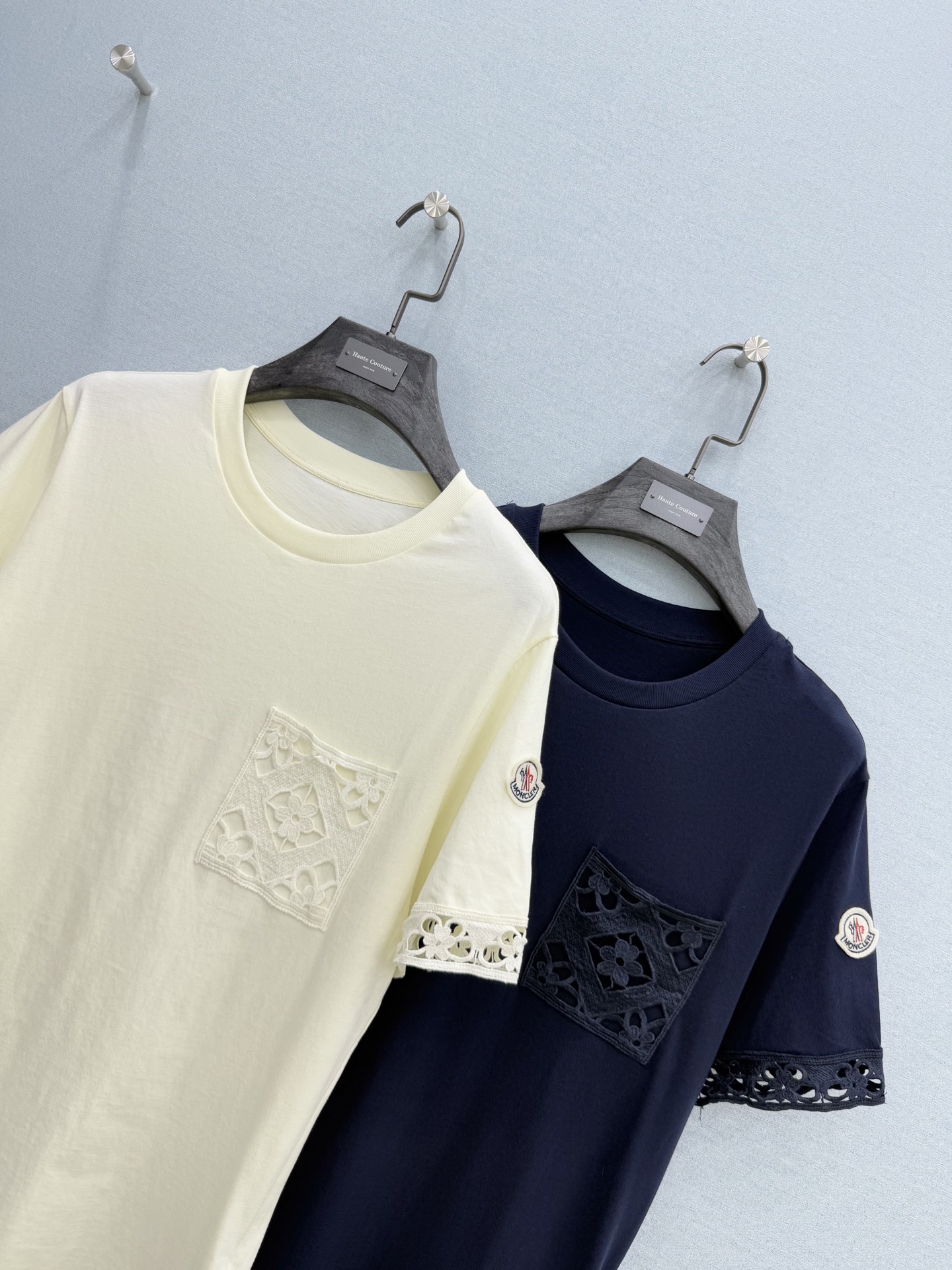 🛒𝐍𝐄𝐖 · 𝟐𝟎𝟐6/爆款现货原单品质 Mon*｜精致口袋水溶刺绣短袖T恤高订面料 亲肤透气舒适标志性