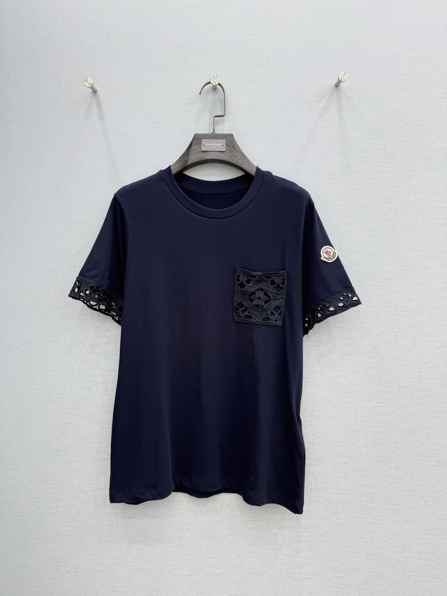 🛒𝐍𝐄𝐖 · 𝟐𝟎𝟐6/爆款现货原单品质 Mon*｜精致口袋水溶刺绣短袖T恤高订面料 亲肤透气舒适标志性